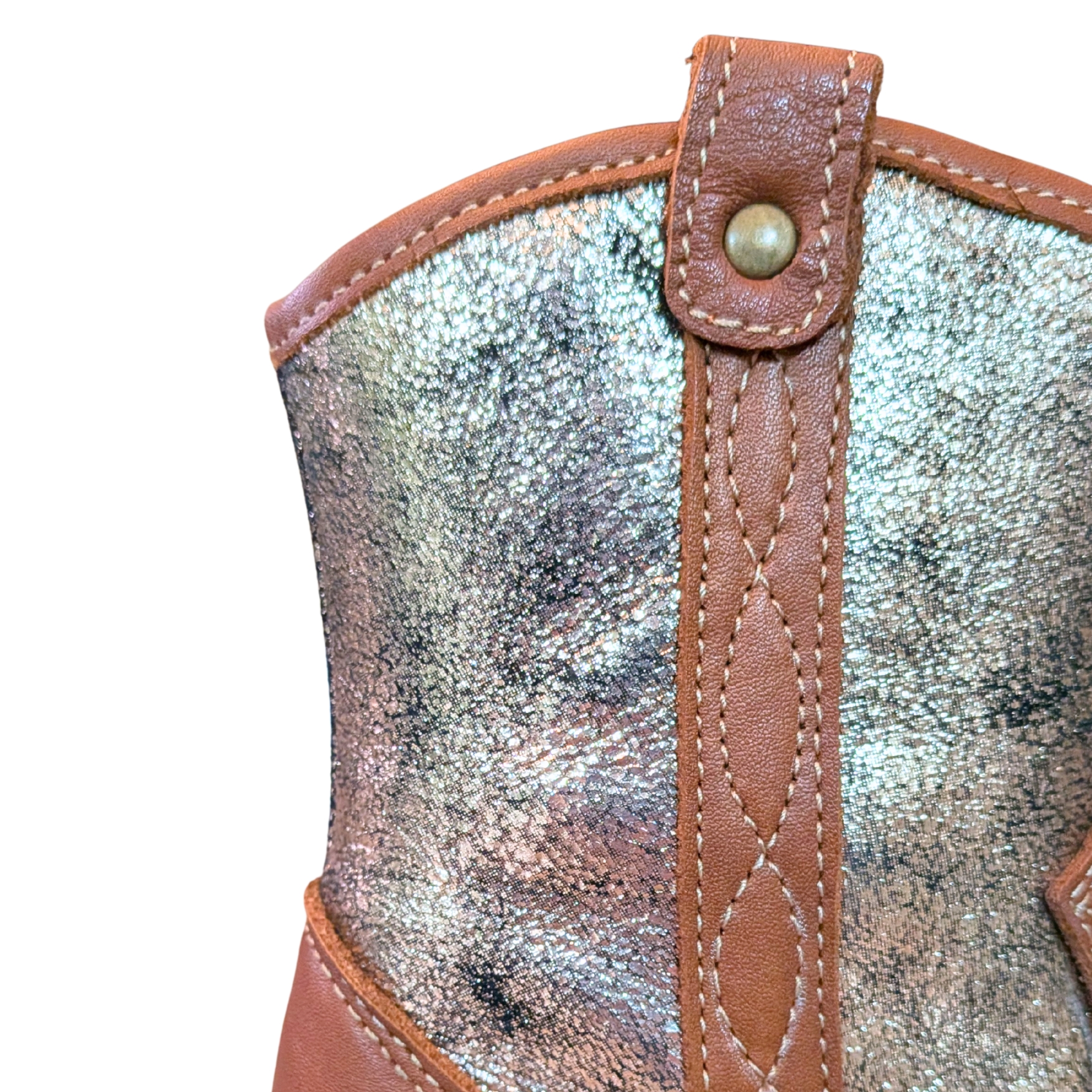 Parte superior de bota castanha e prateada com botão metálico