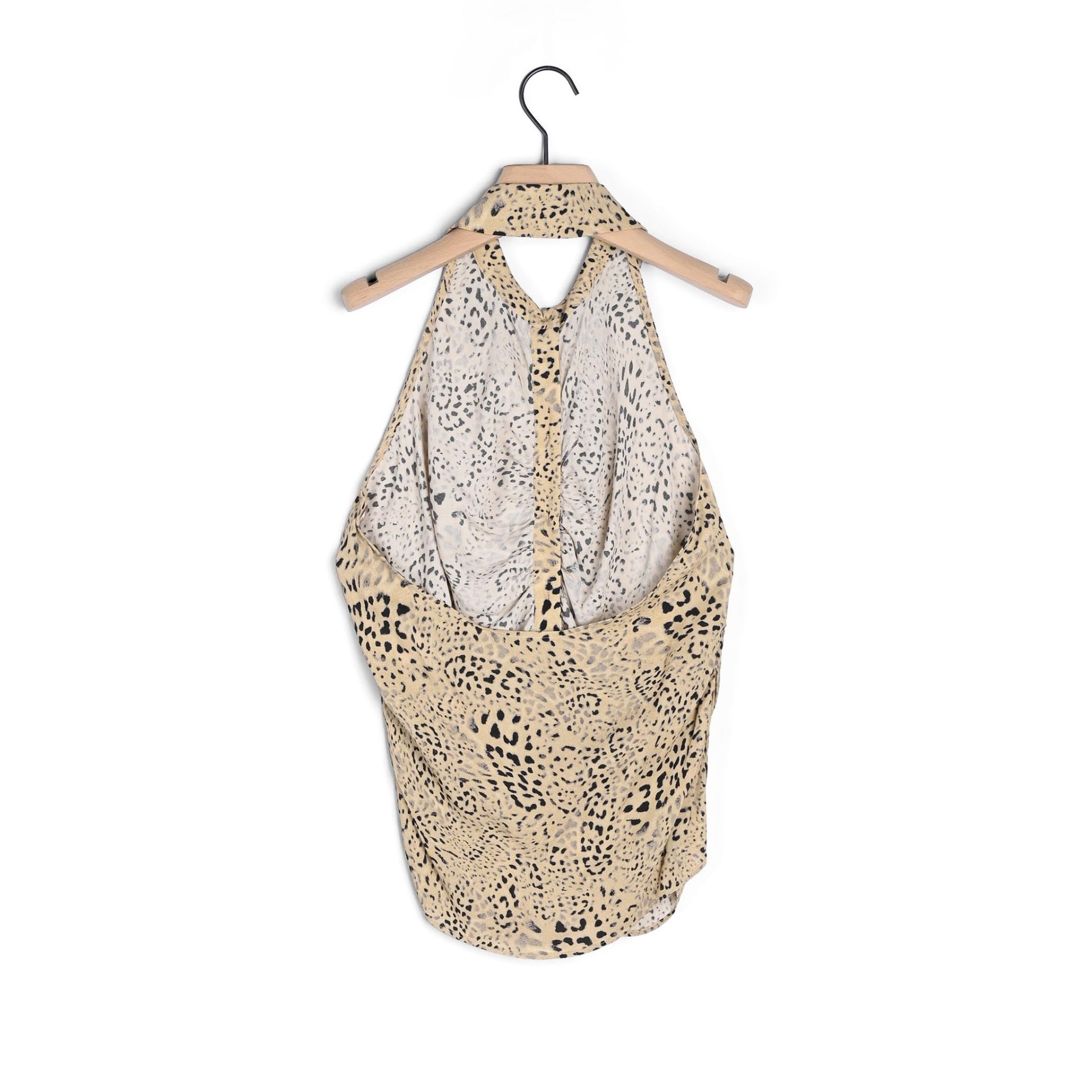 Camisola feminina animal print bege e preto com decote em V atrás pendurada