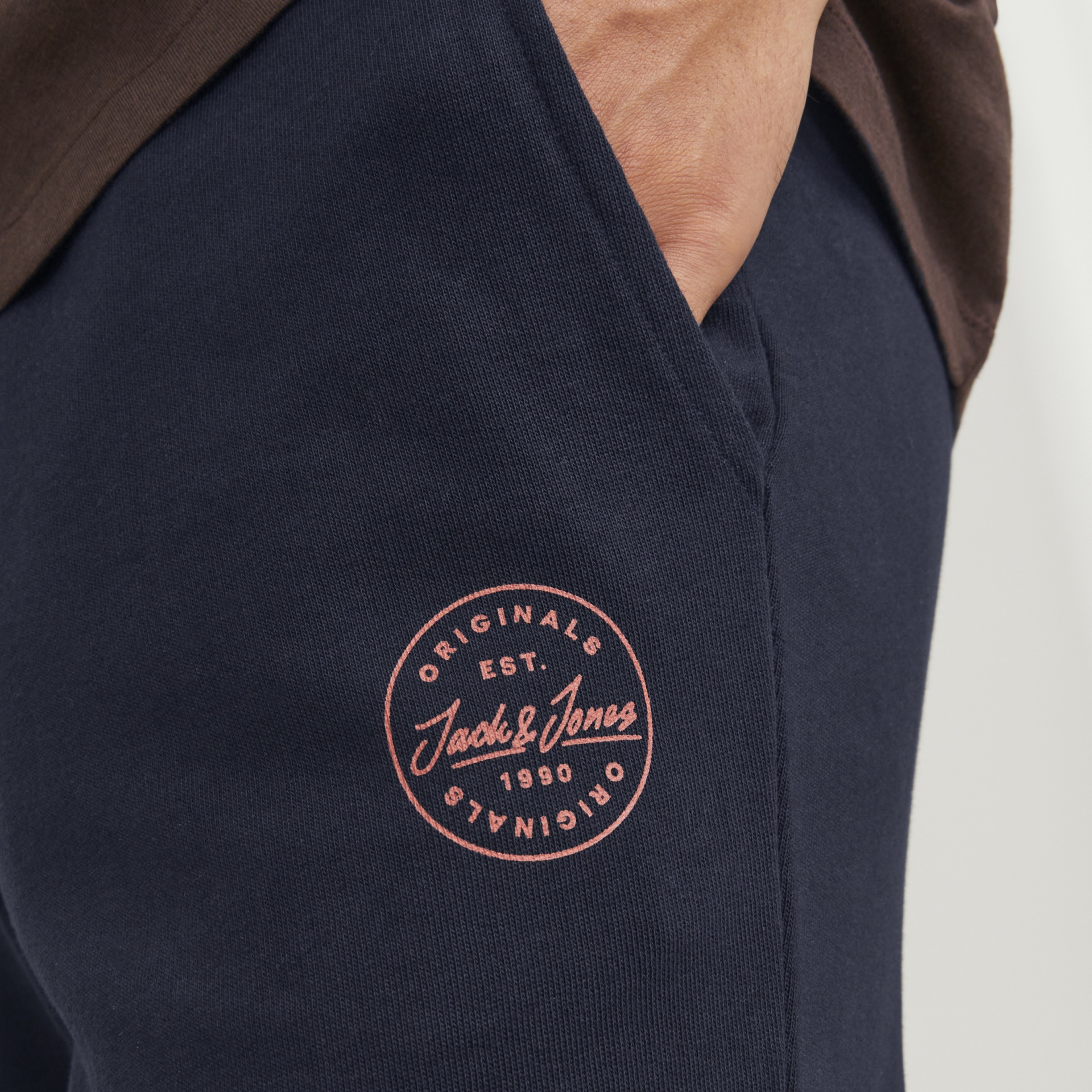 Calças azul escuras com logo da marca Jack & Jones em rosa claro no bolso