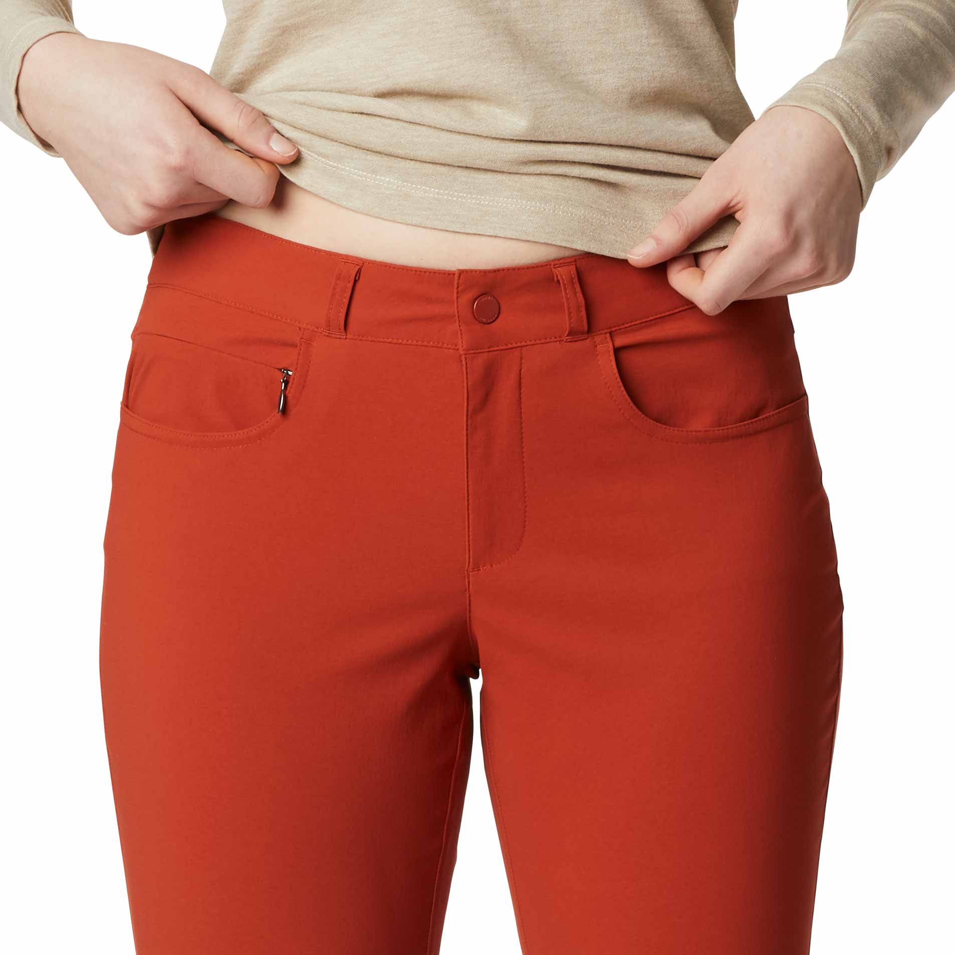 Calças justas vermelhas com bolsos frontais e botão, pessoa a levantar t-shirt bege