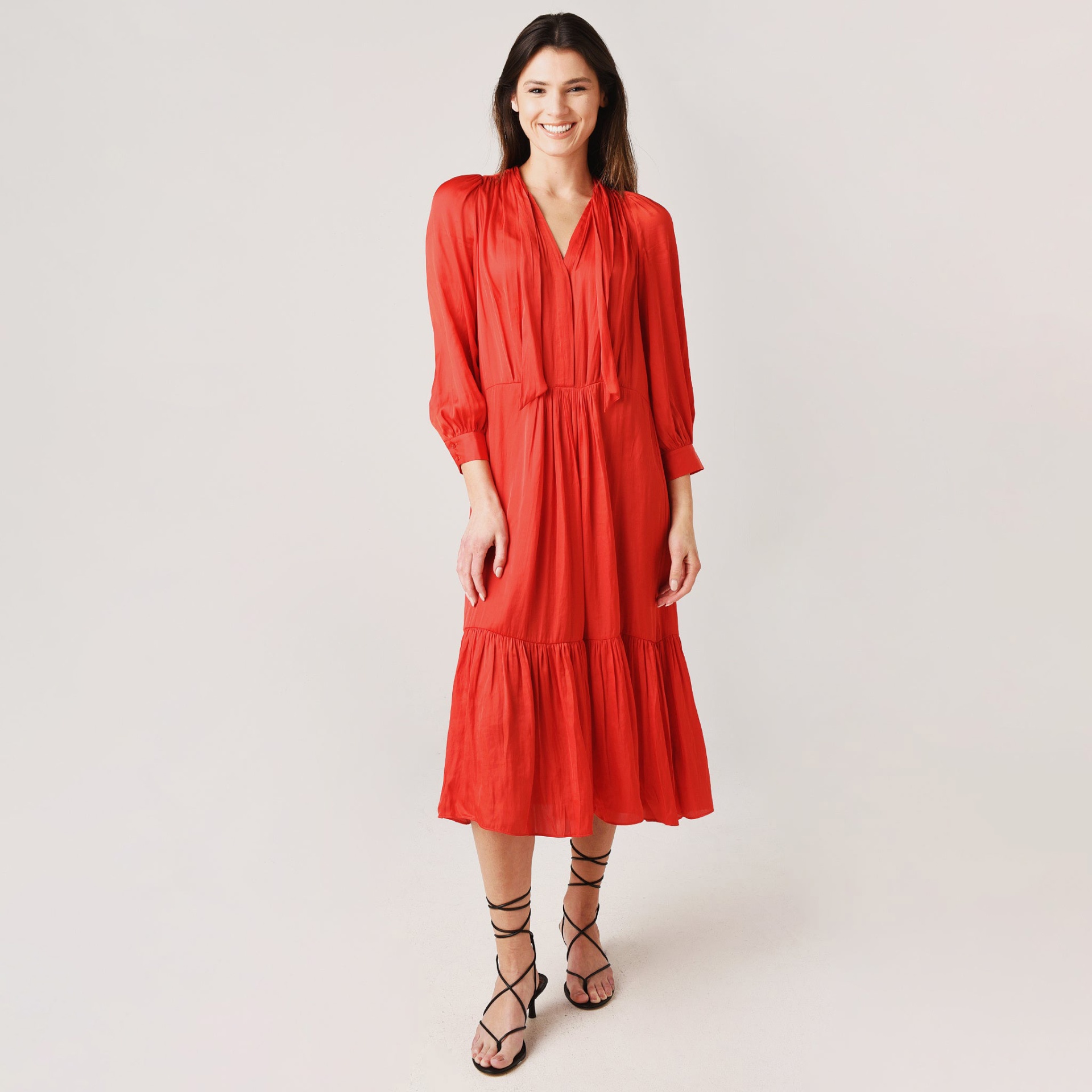 Vestido midi fluído vermelho com mangas compridas e decote em V
