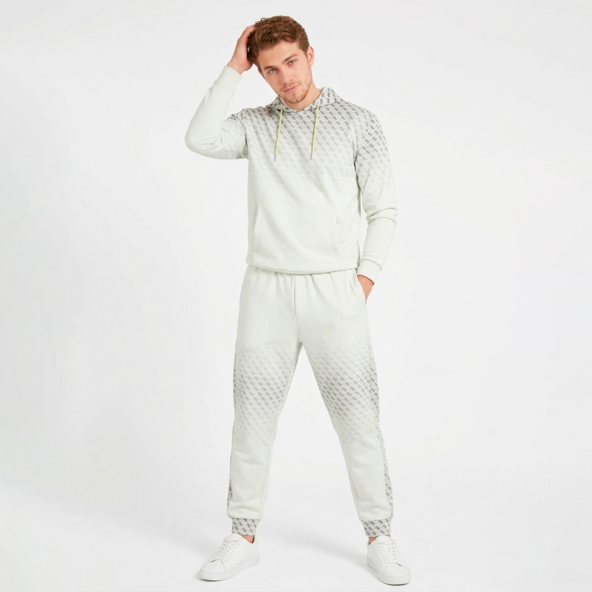 Conjunto de treino creme com padrão cinza e ténis brancos