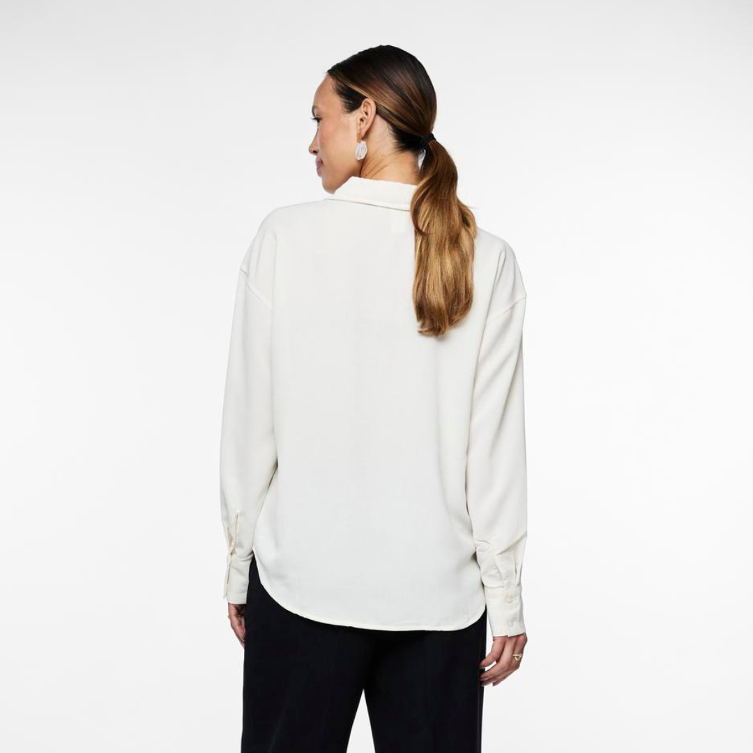 Camisa branca de mangas compridas vista de costas