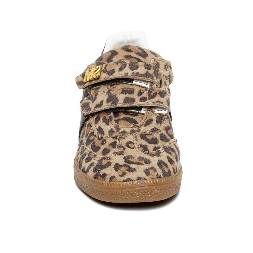 Tênis com padrão animal print castanho e preto com fecho velcro e sola castanha