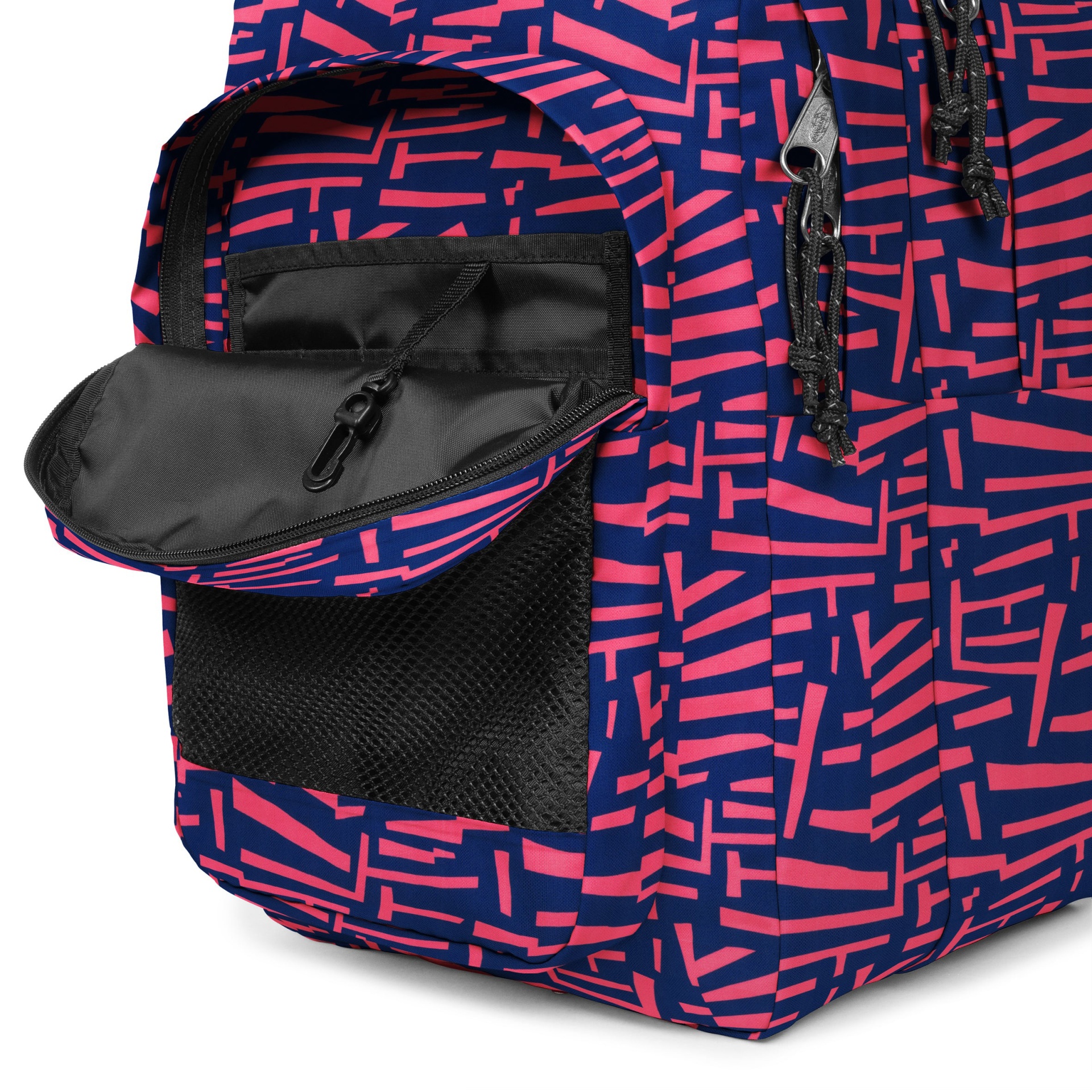 Mochila azul com padrão rosa e bolso frontal aberto com interior preto