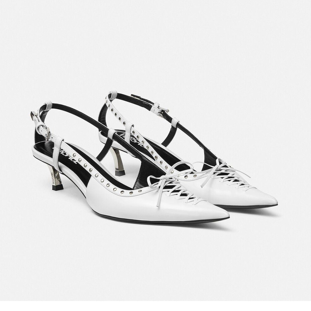 Sapatos de salto médio brancos com tiras e laço