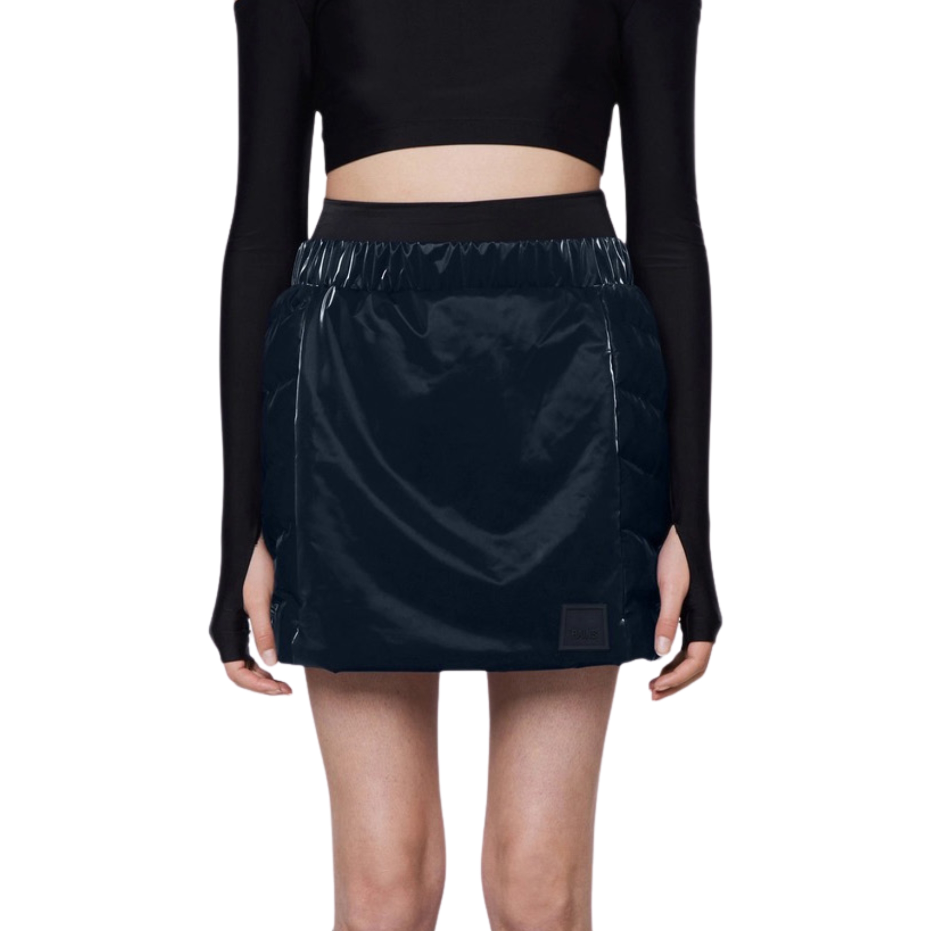 Saia curta preta brilhante com cintura elástica e etiqueta na parte inferior