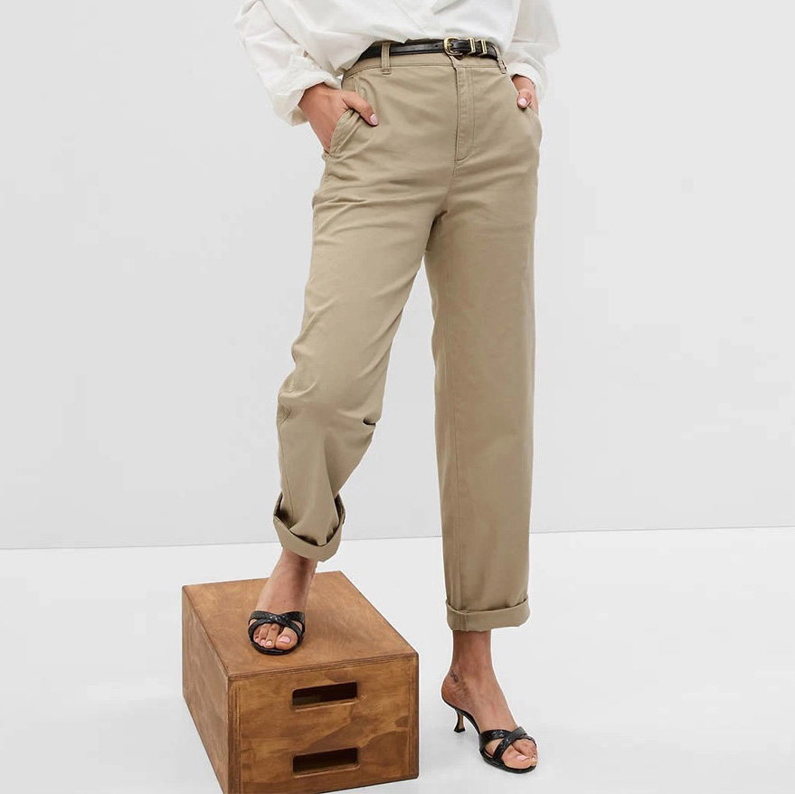 Calças bege com bainha dobrada, cinto preto e sandálias pretas de salto