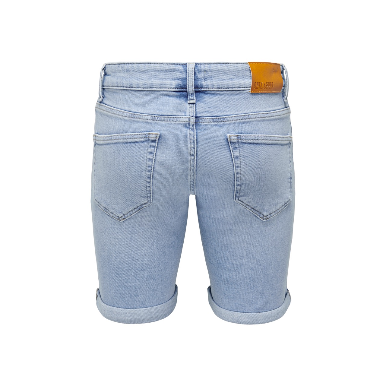 Calções de ganga azul claro com bainhas viradas e etiqueta castanha na cintura