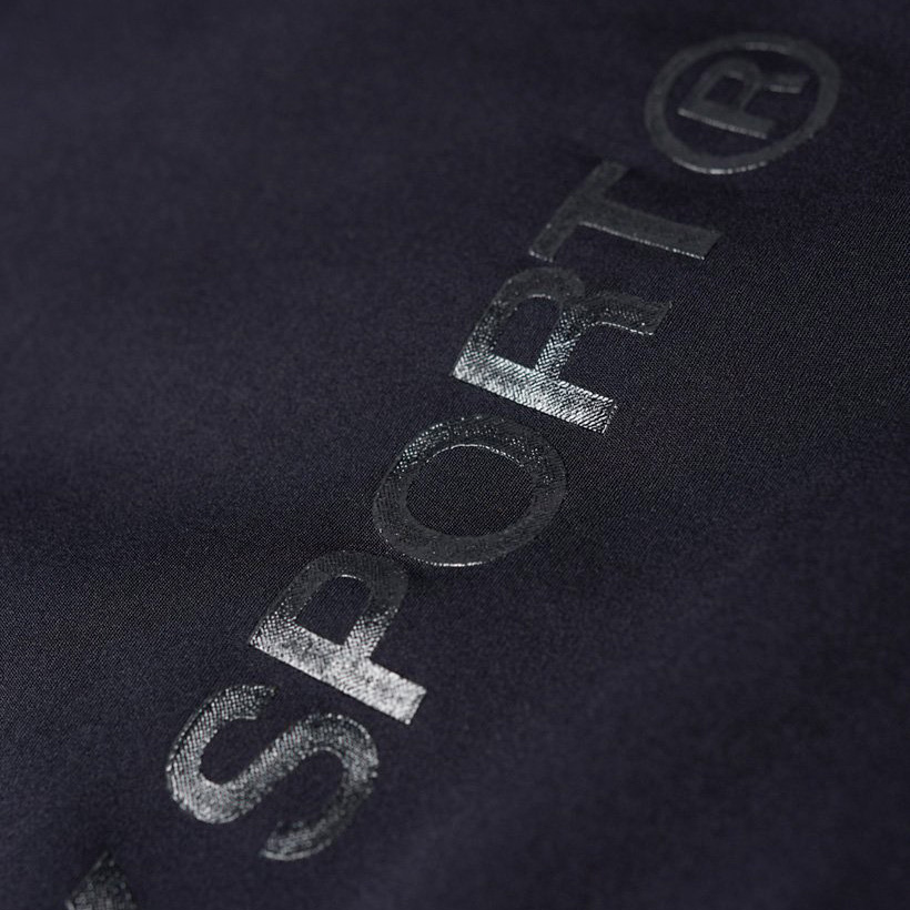 Tecido preto com palavra SPORT® em relevo brilhante