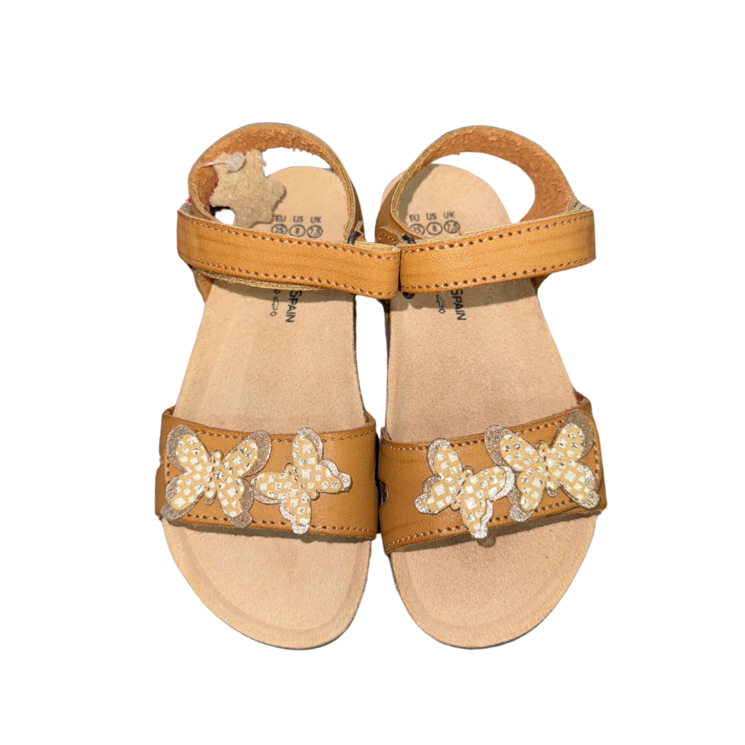Sandálias castanhas de criança com borboletas decorativas e tiras de velcro