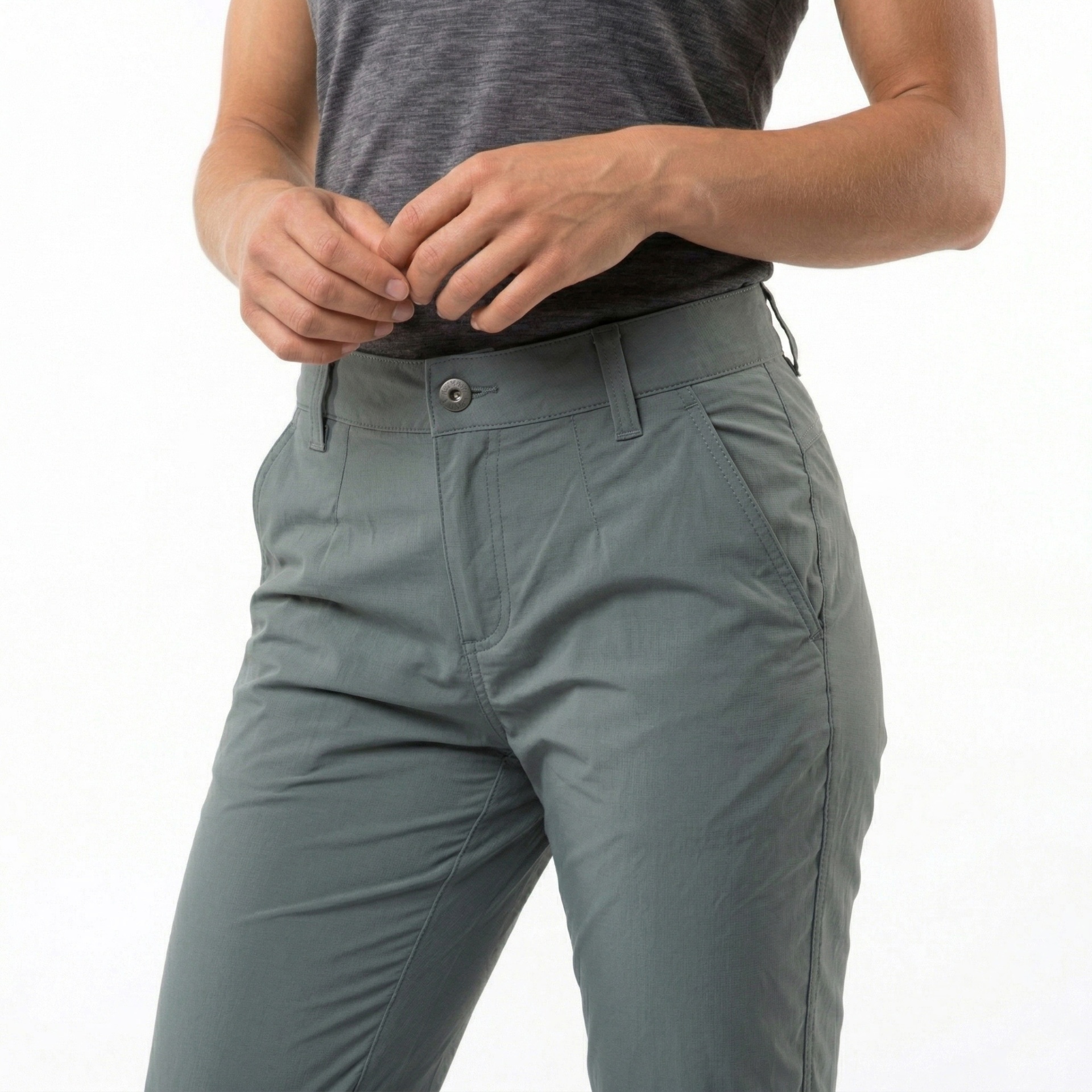 Calças cinza com bolsos usados por pessoa com t-shirt cinza