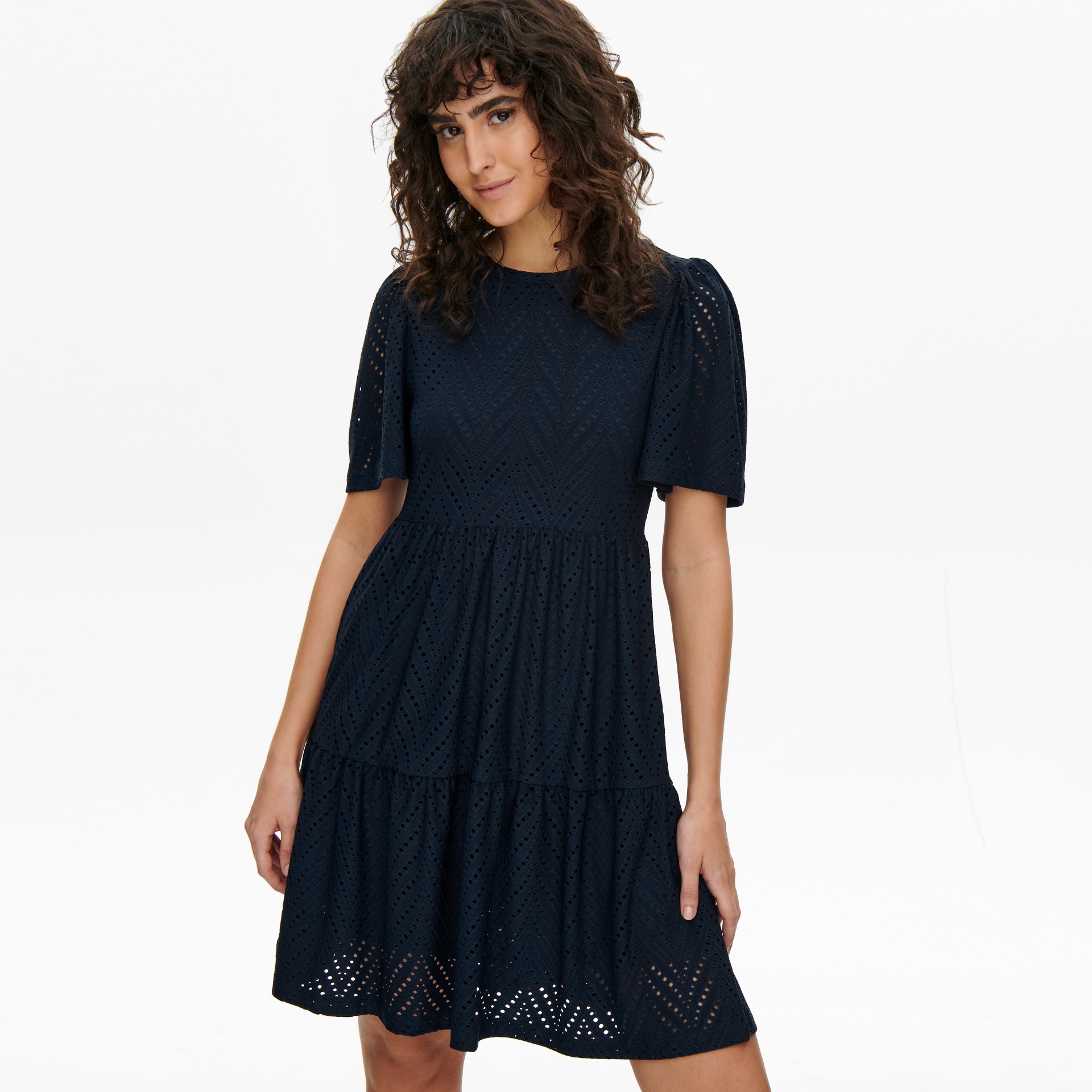 Vestido feminino azul escuro com padrão perfurado e mangas curtas largas