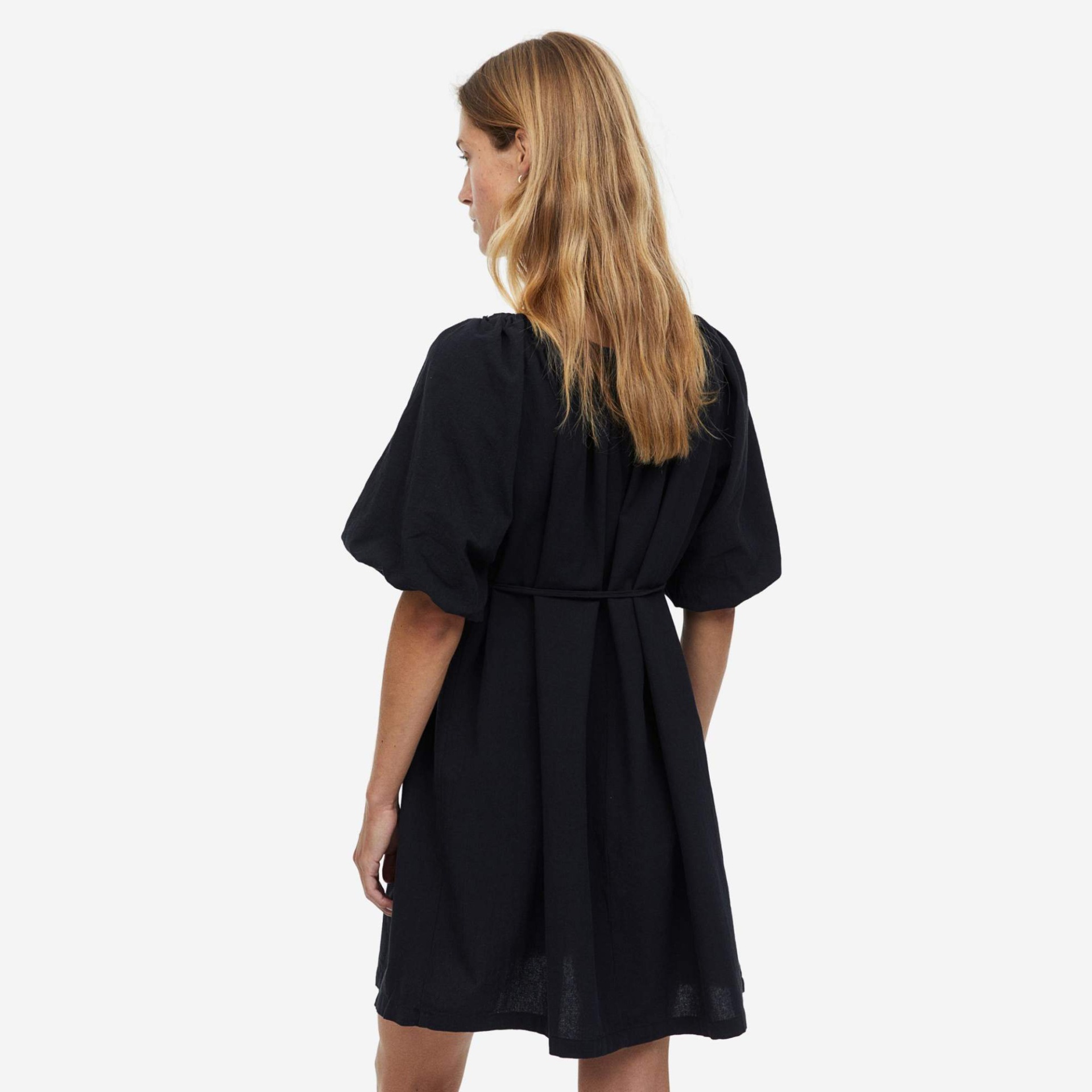 Vestido preto curto com mangas bufantes e cinto visto de costas