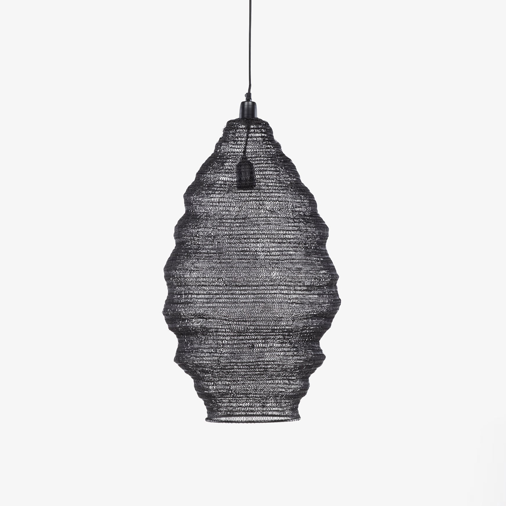 Luminária pendente preta com textura de trama, suspensa por fio