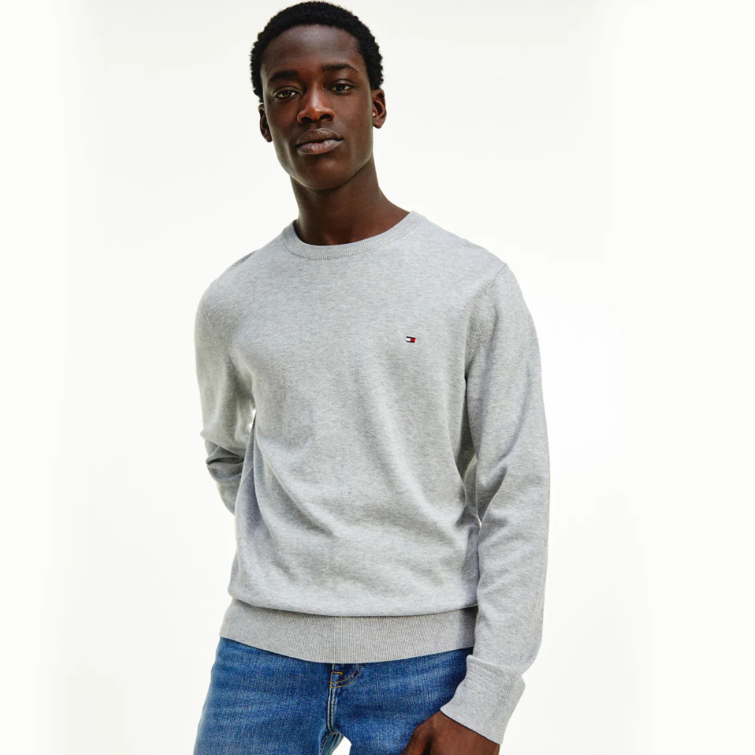 Camisola cinza clara de malha com gola redonda e manga comprida com logotipo Tommy Hilfiger no peito