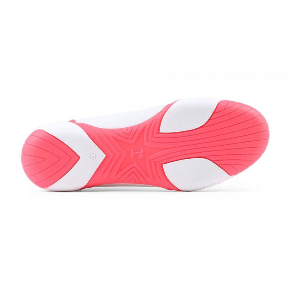 Sola de sapato desportivo rosa e branca com padrão geométrico