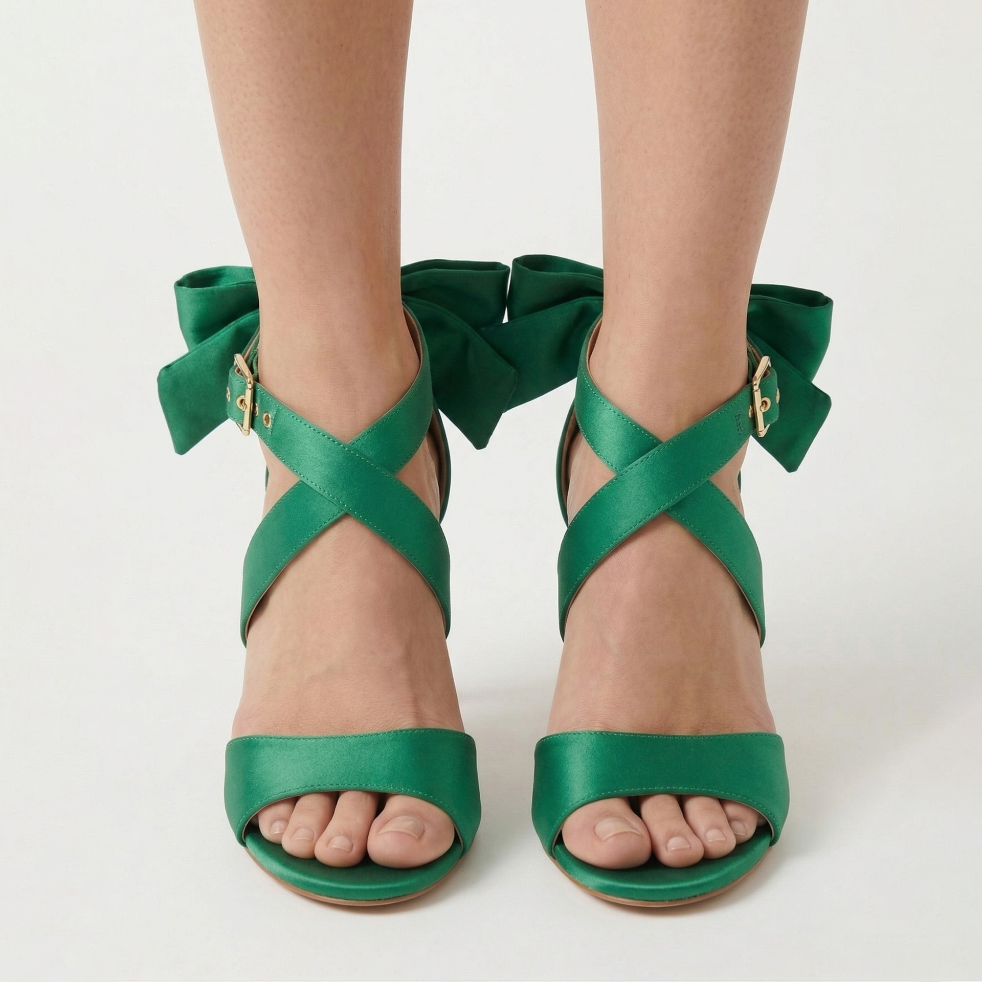 Sandálias verdes com tiras cruzadas e laço atrás