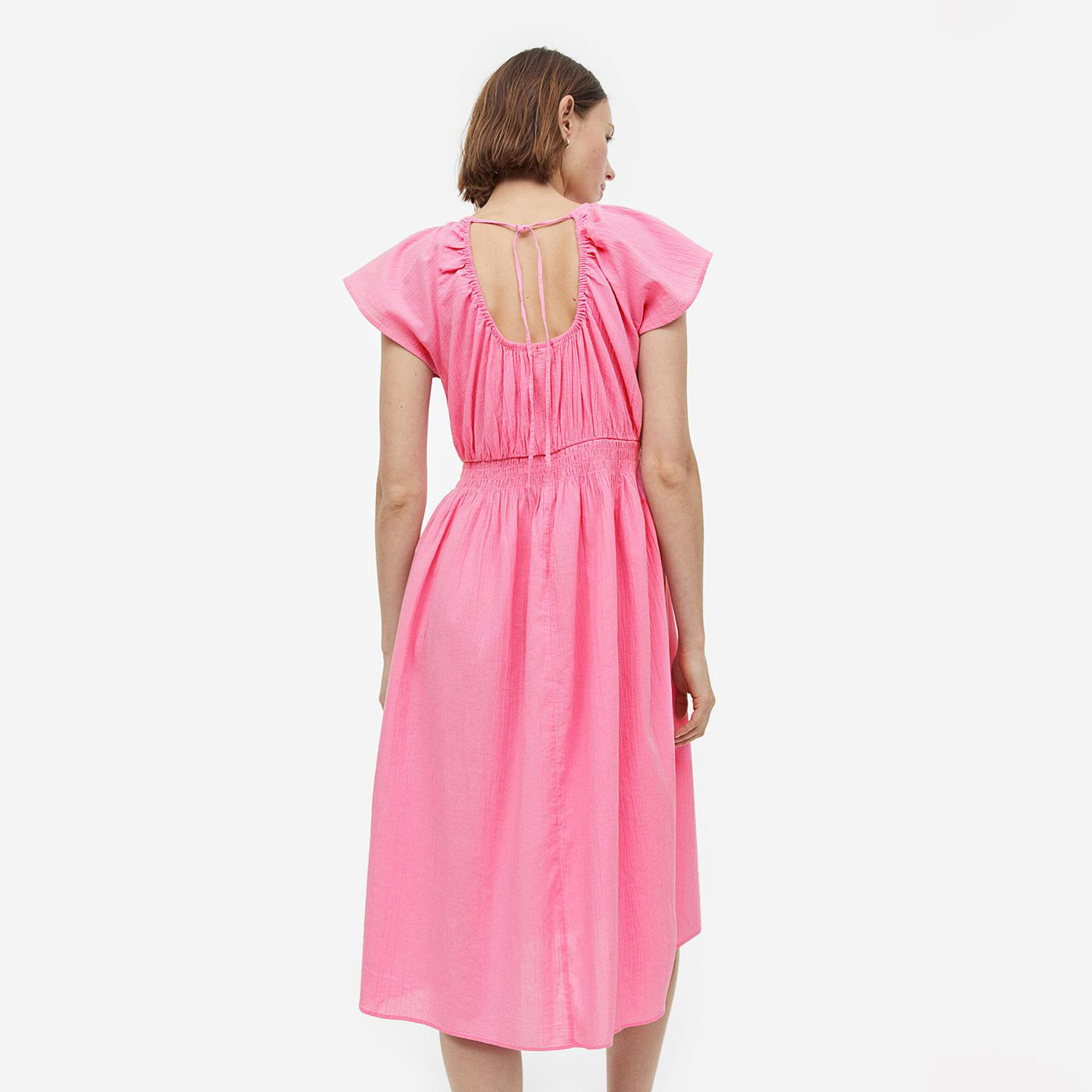 Vestido midi rosa com decote e cordão nas costas, cintura franzida.