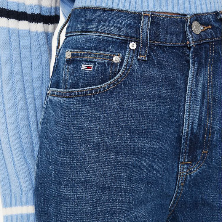 Calças de ganga azuis com logótipo e camisola azul de malha com riscas.