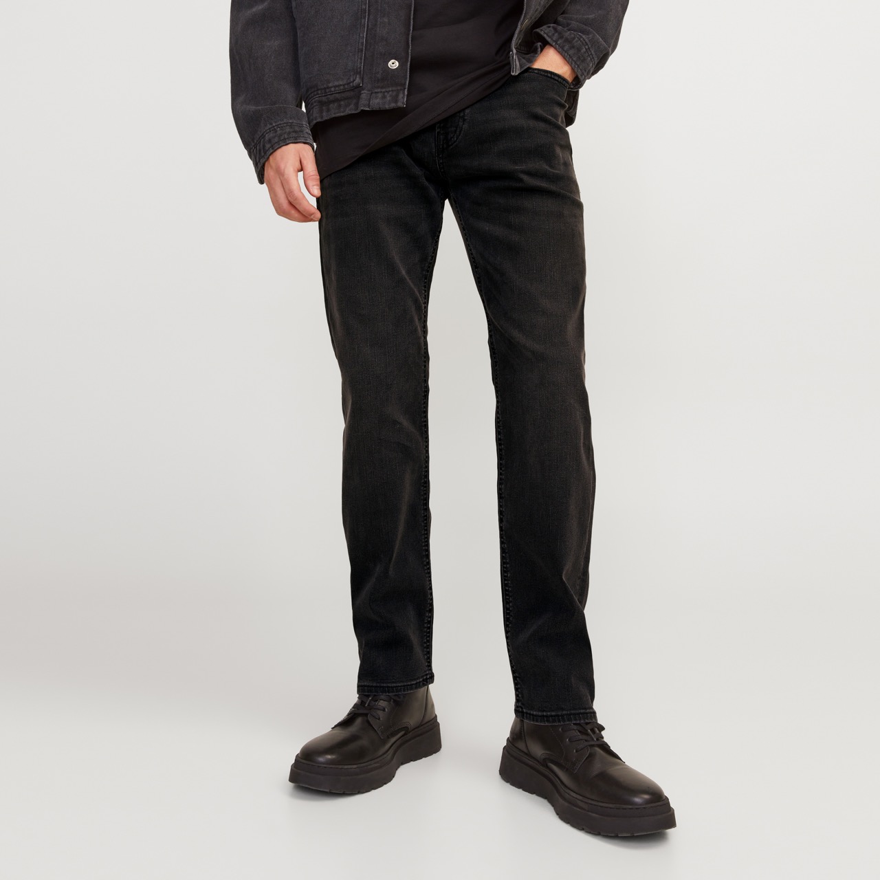 Calças de ganga pretas de corte reto em modelo masculino