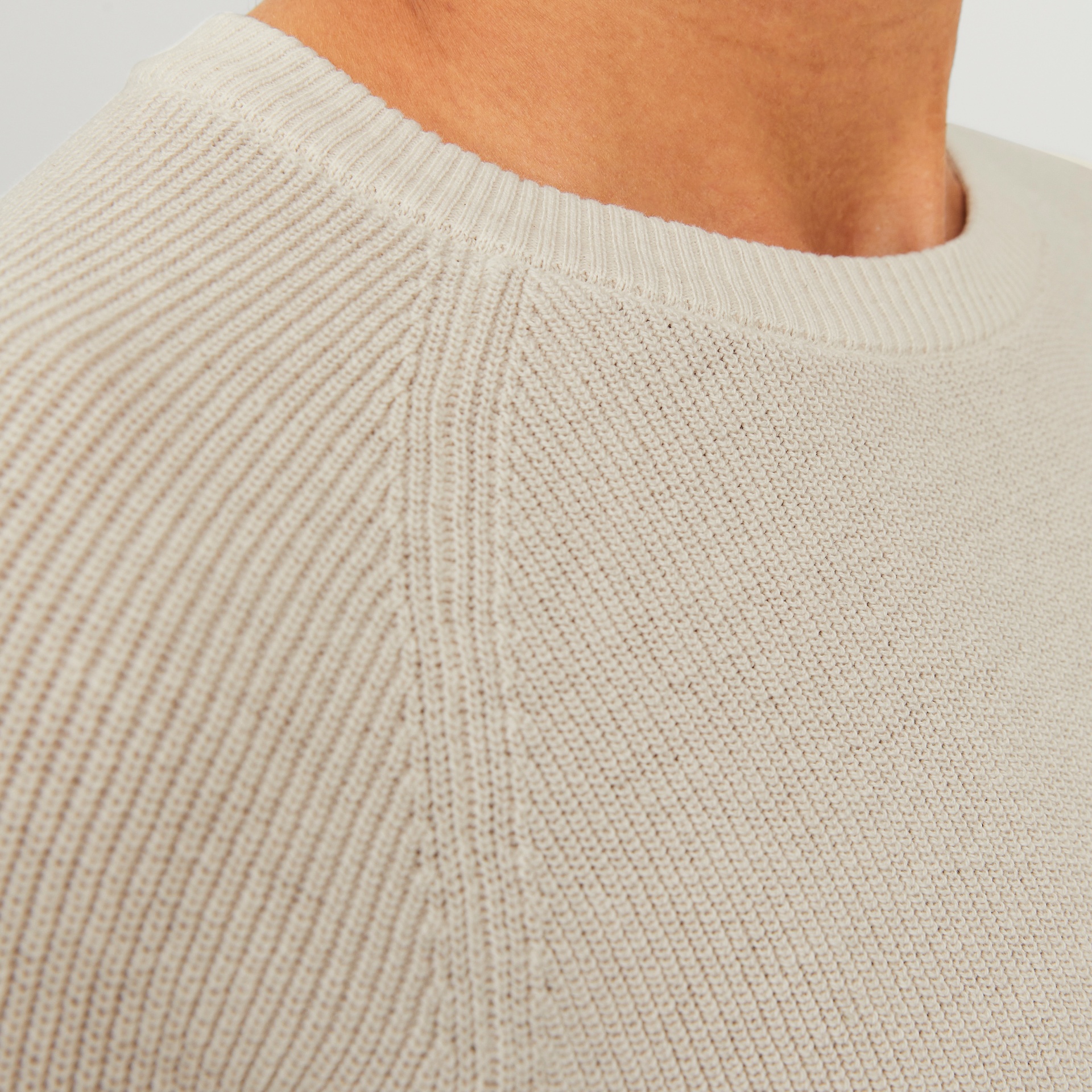 Camisola bege clara de malha com nervuras e gola redonda