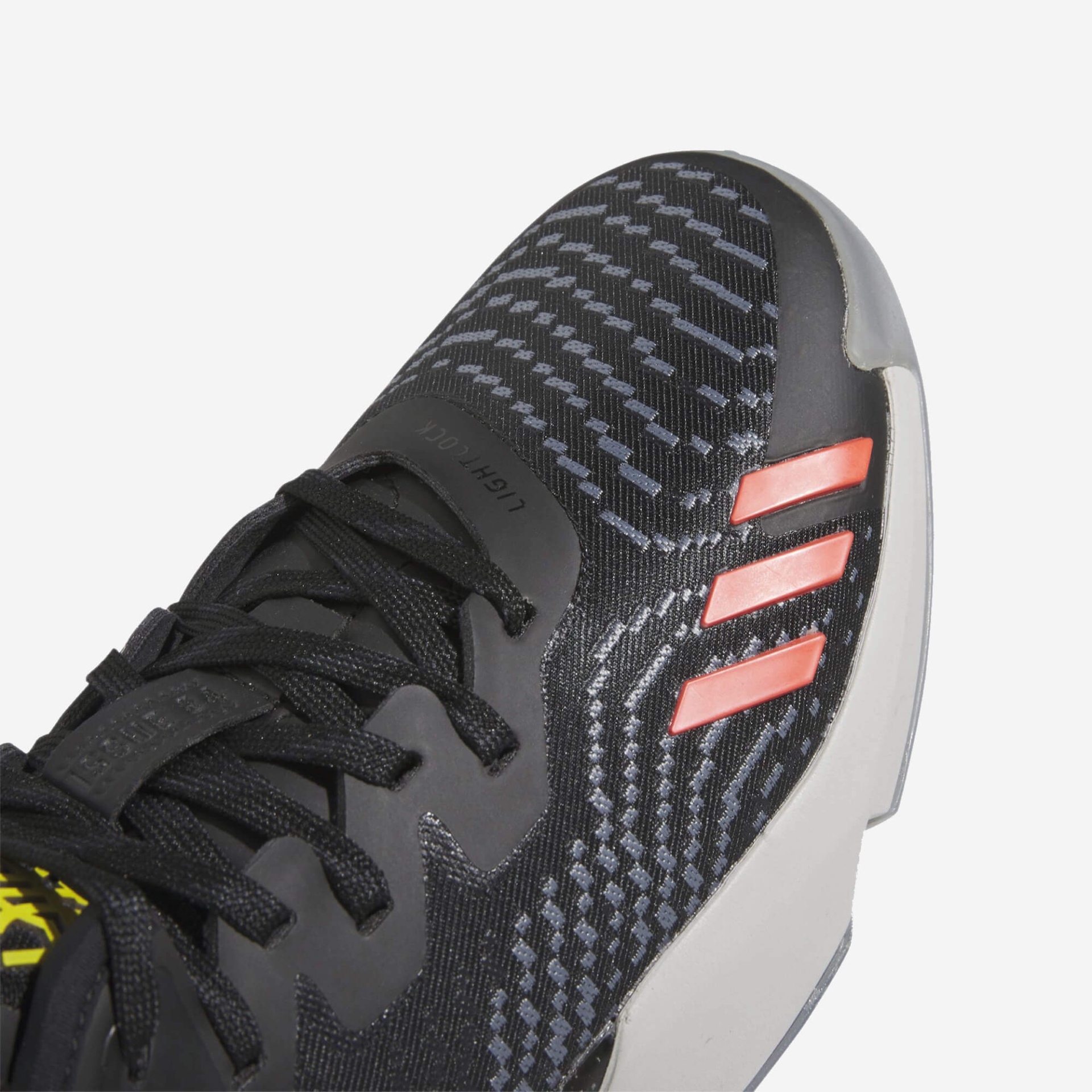 Sapatilha desportiva preta com riscas vermelhas e padrão cinza