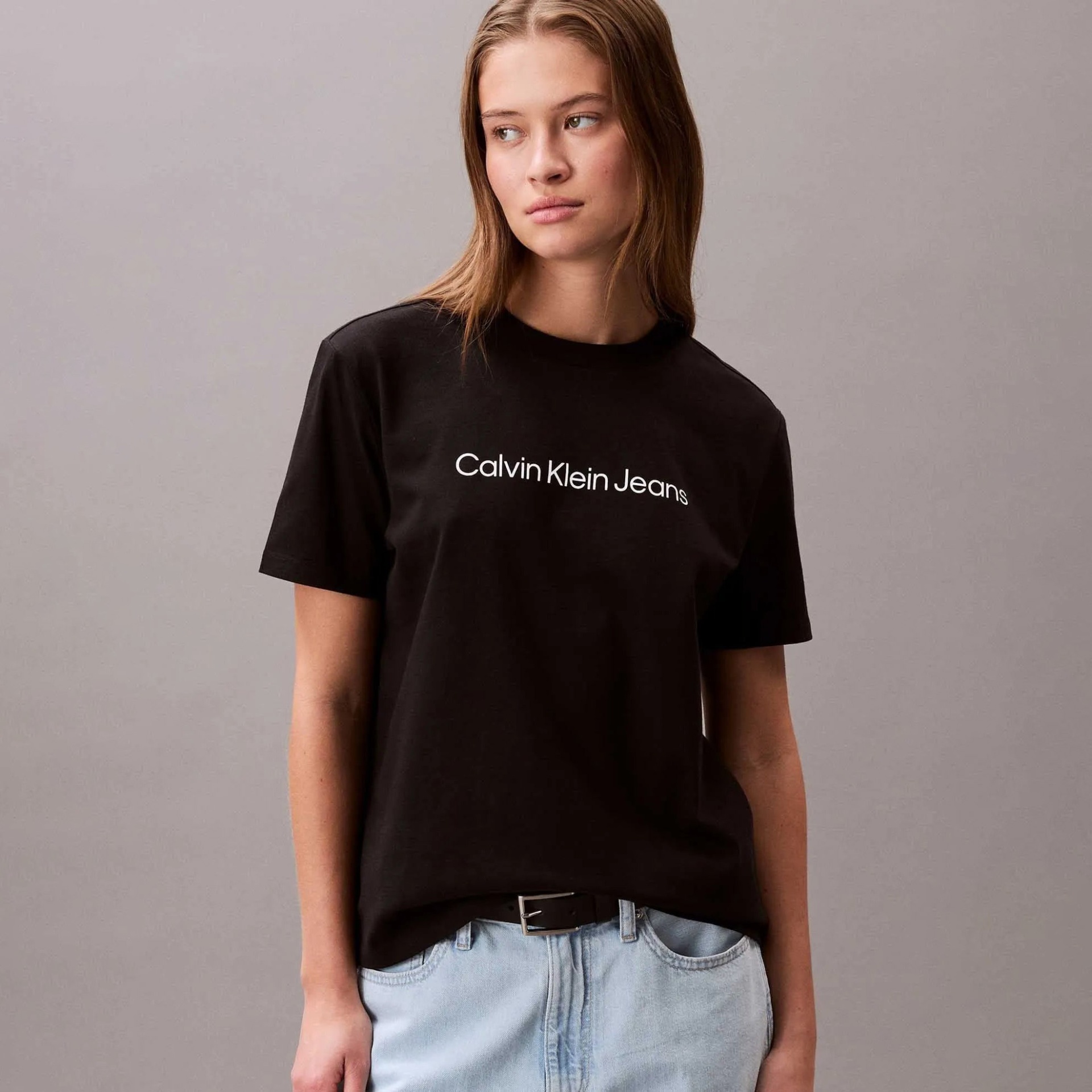 T-shirt preta Calvin Klein Jeans com texto branco no peito