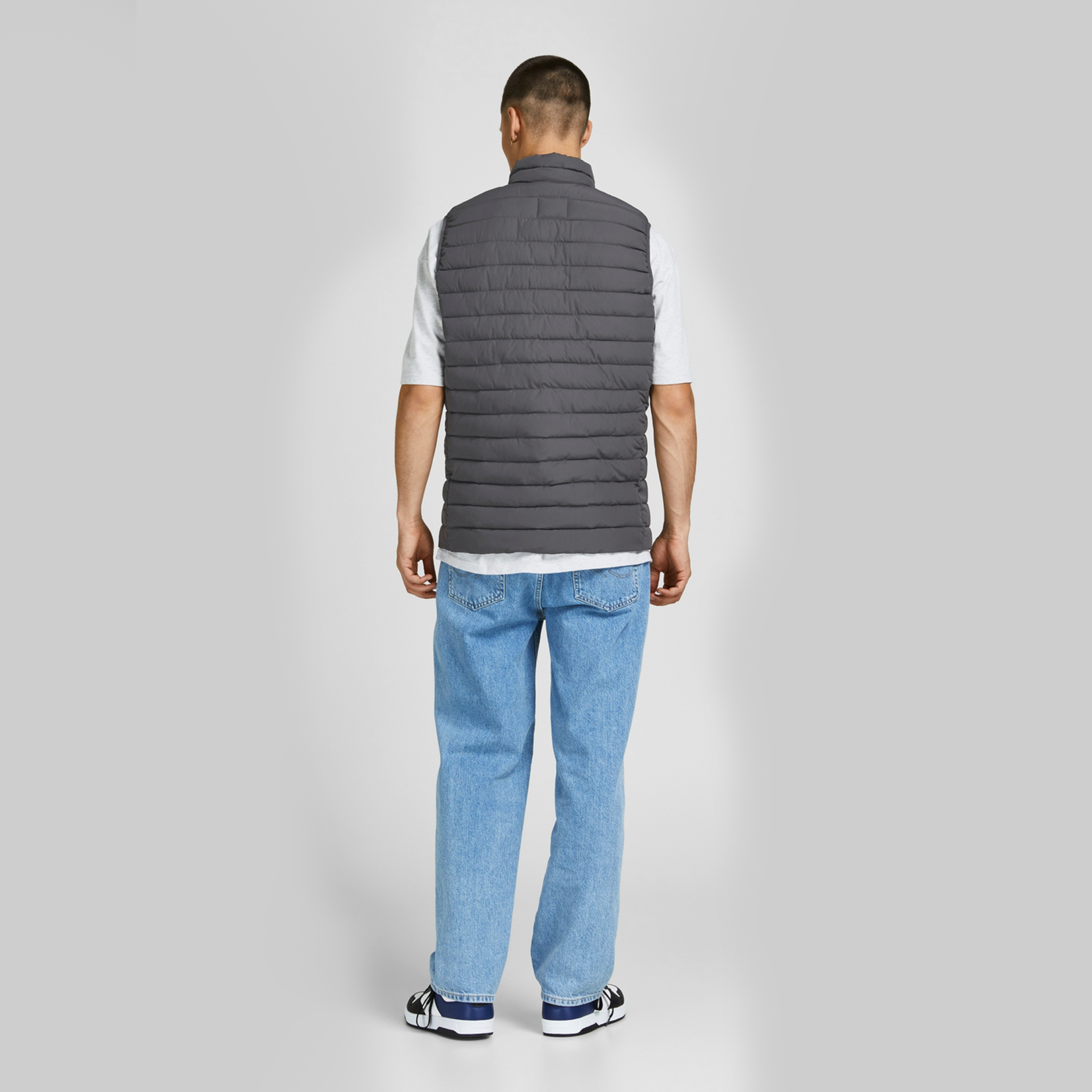 Colete acolchoado cinza escuro visto de costas