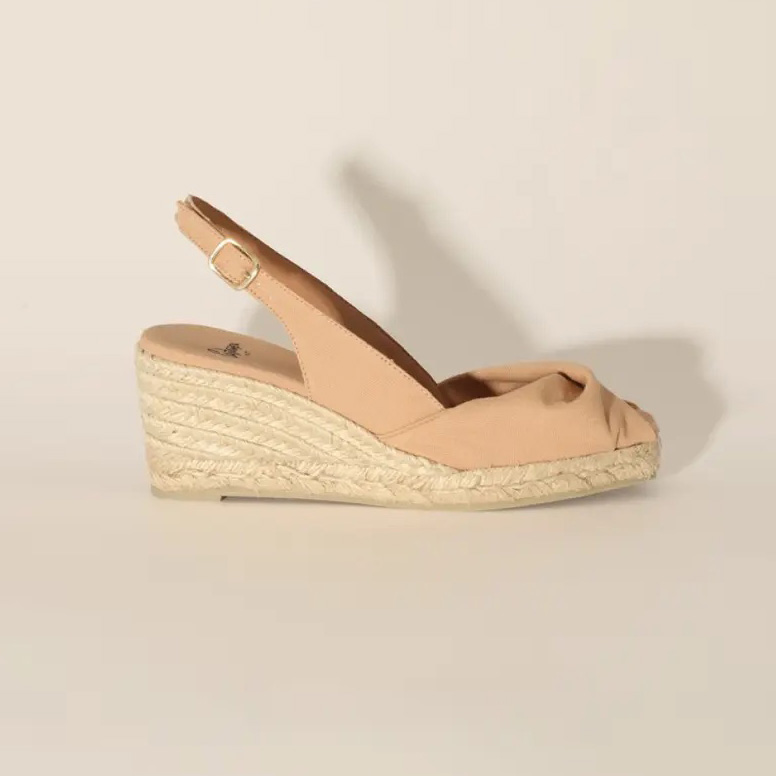 Sandália de cunha bege com salto em corda e fecho dourado