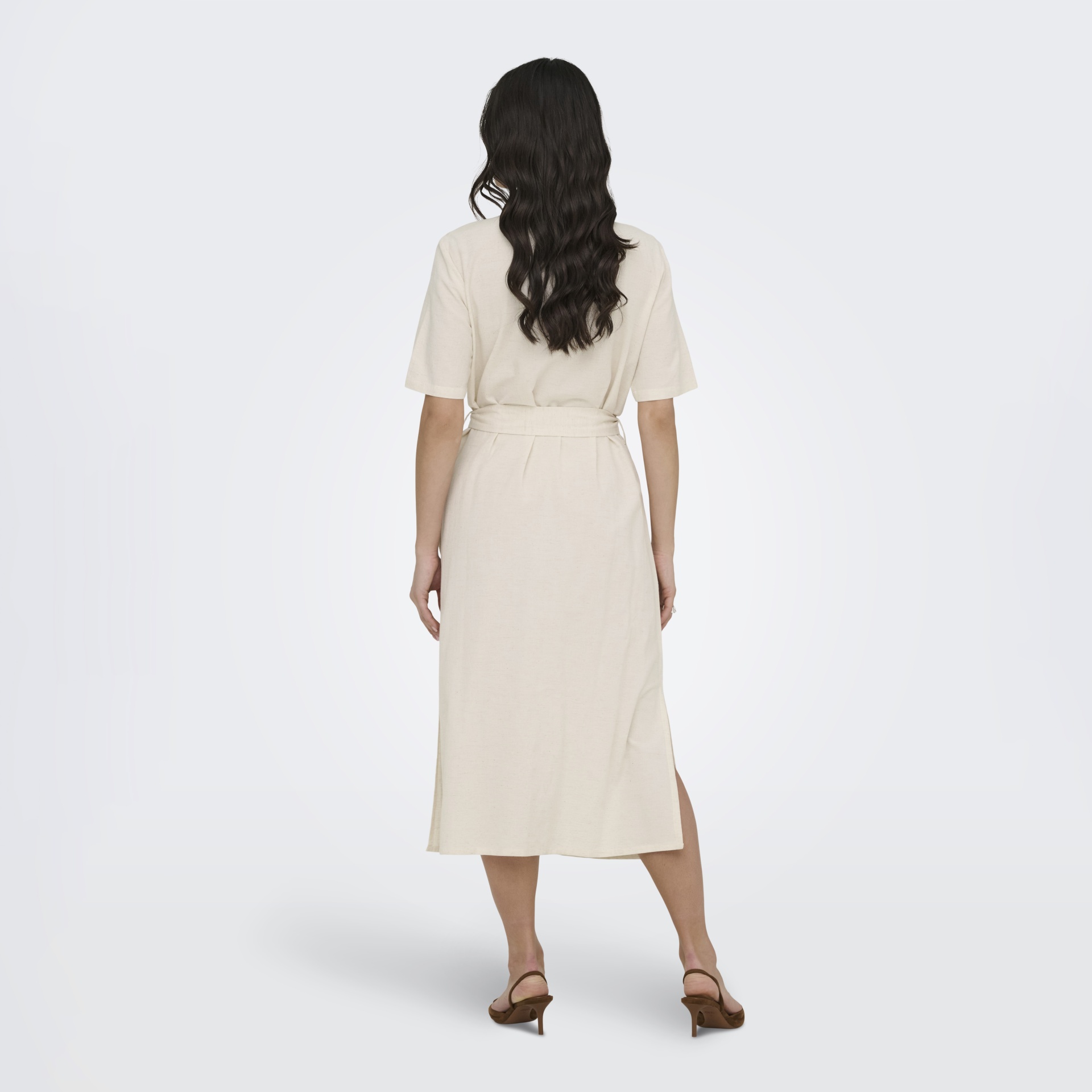 vestido midi creme com cinto à cintura visto de costas
