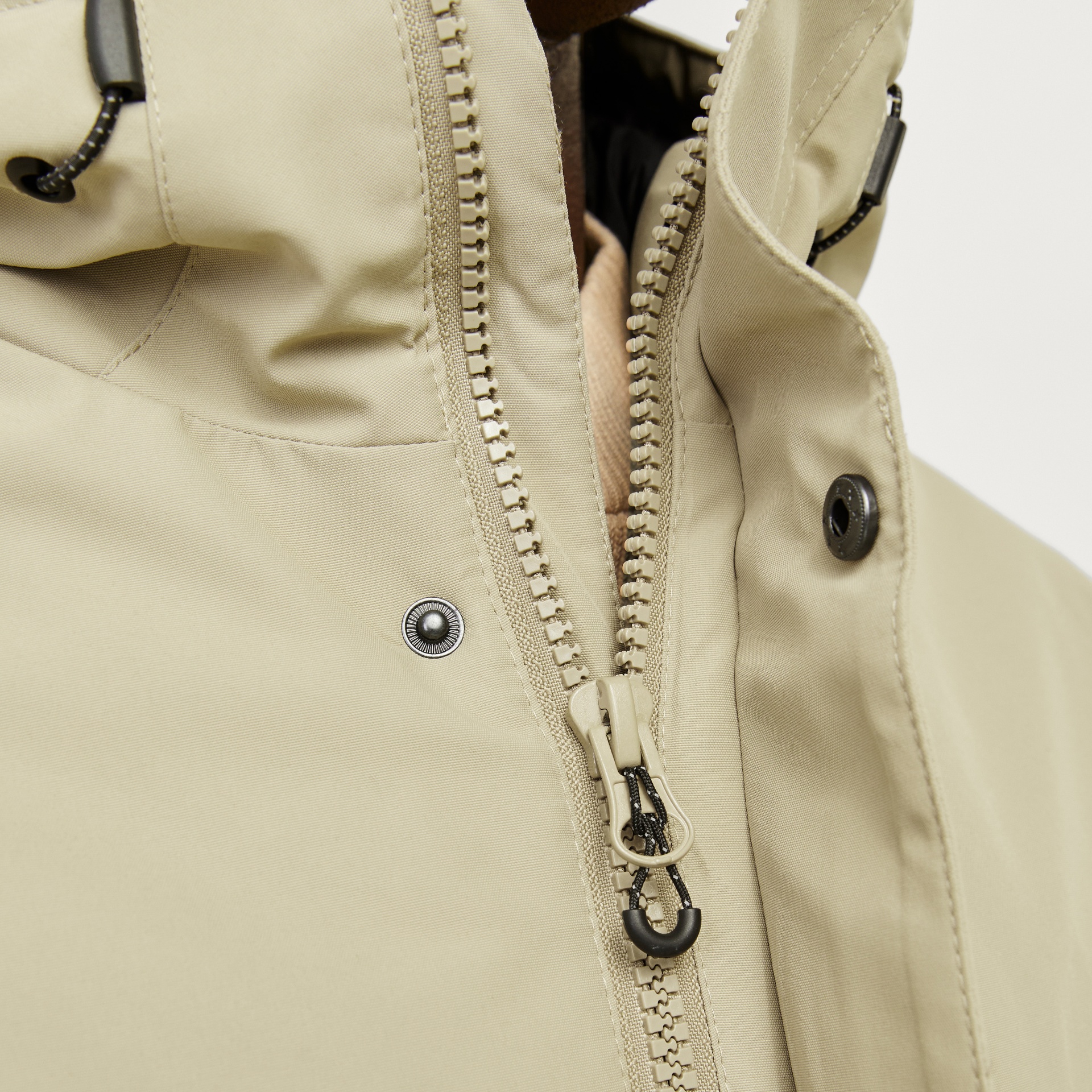 Casaco bege com fecho de correr e botão metálico de pressão