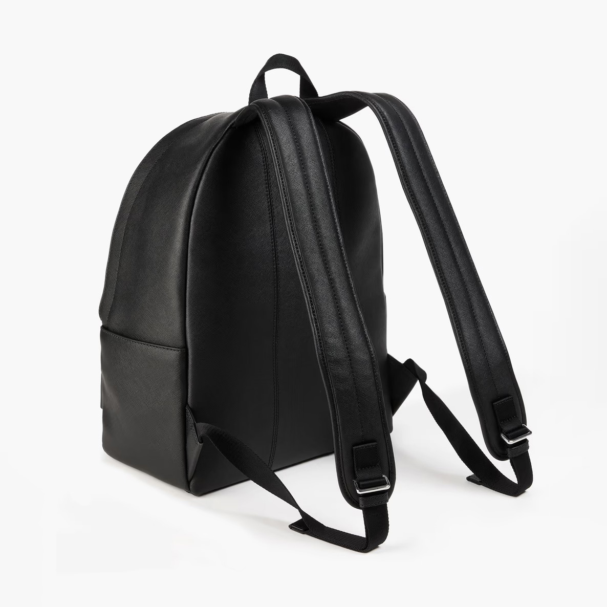 Mochila preta de material sintético com alças acolchoadas
