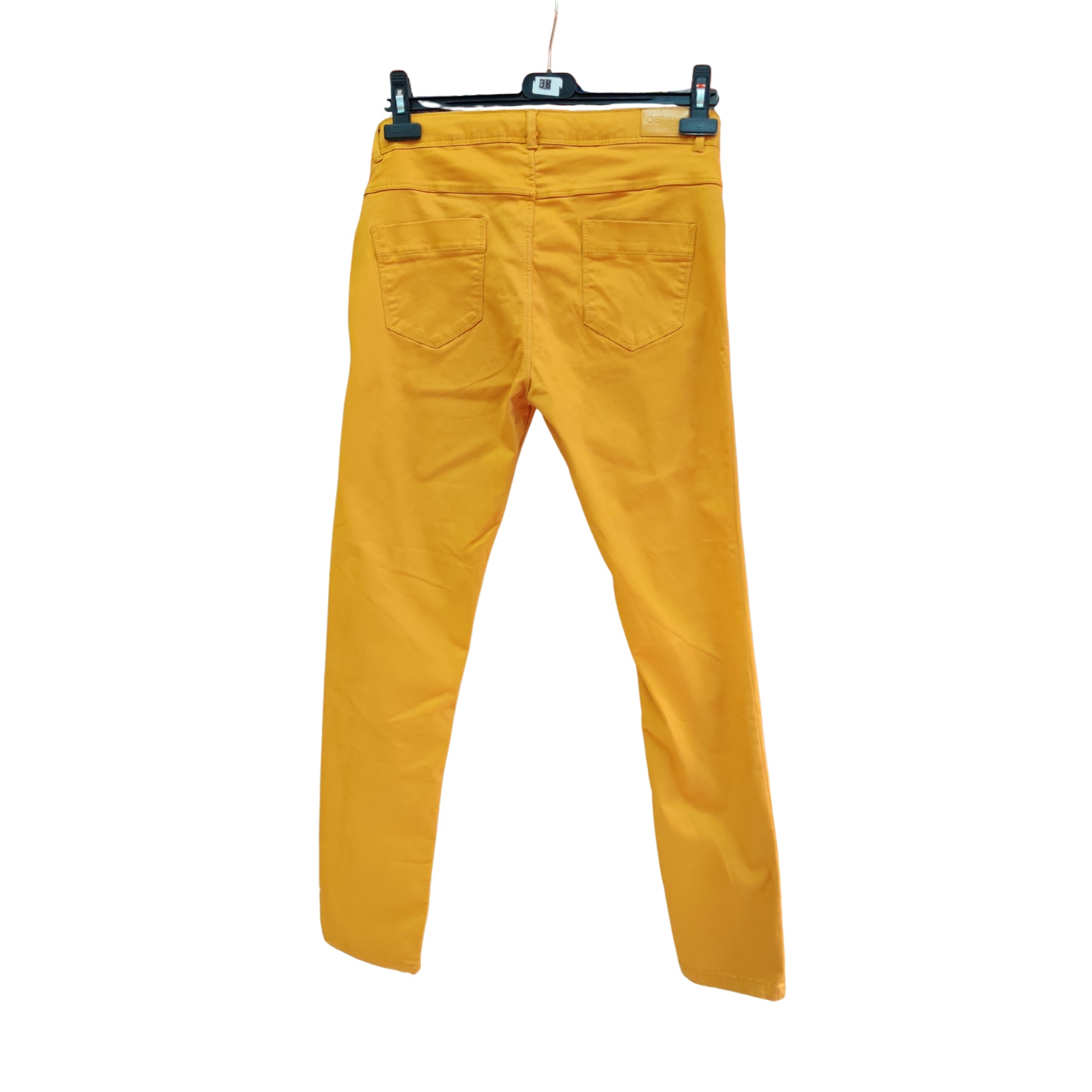 Calças amarelas penduradas num cabide preto