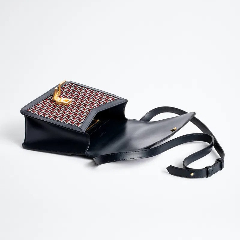 Mala de ombro preta em pele com padrão geométrico na aba e fecho dourado