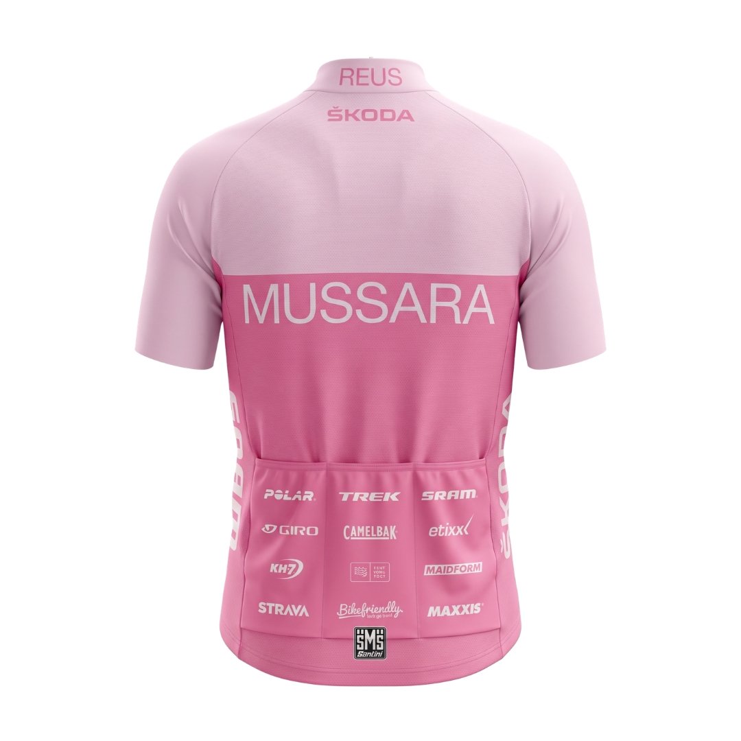 Camisola de ciclismo rosa com vários logos e textos à vista