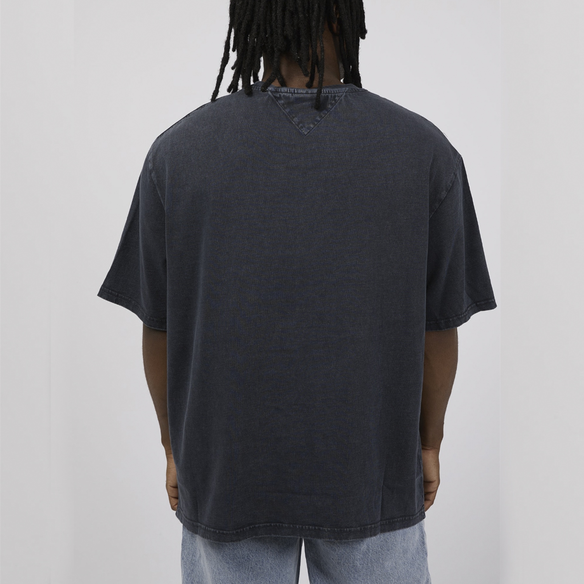 T-shirt preta de algodão vista de costas usada por homem