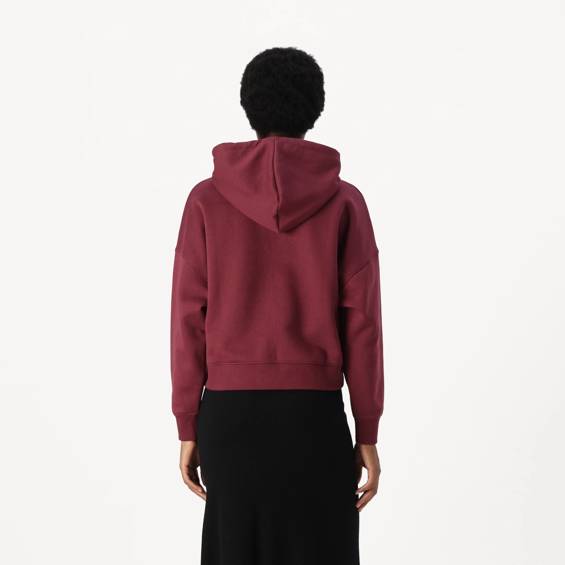 Sweatshirt bordô com capuz vista de trás com saia preta.
