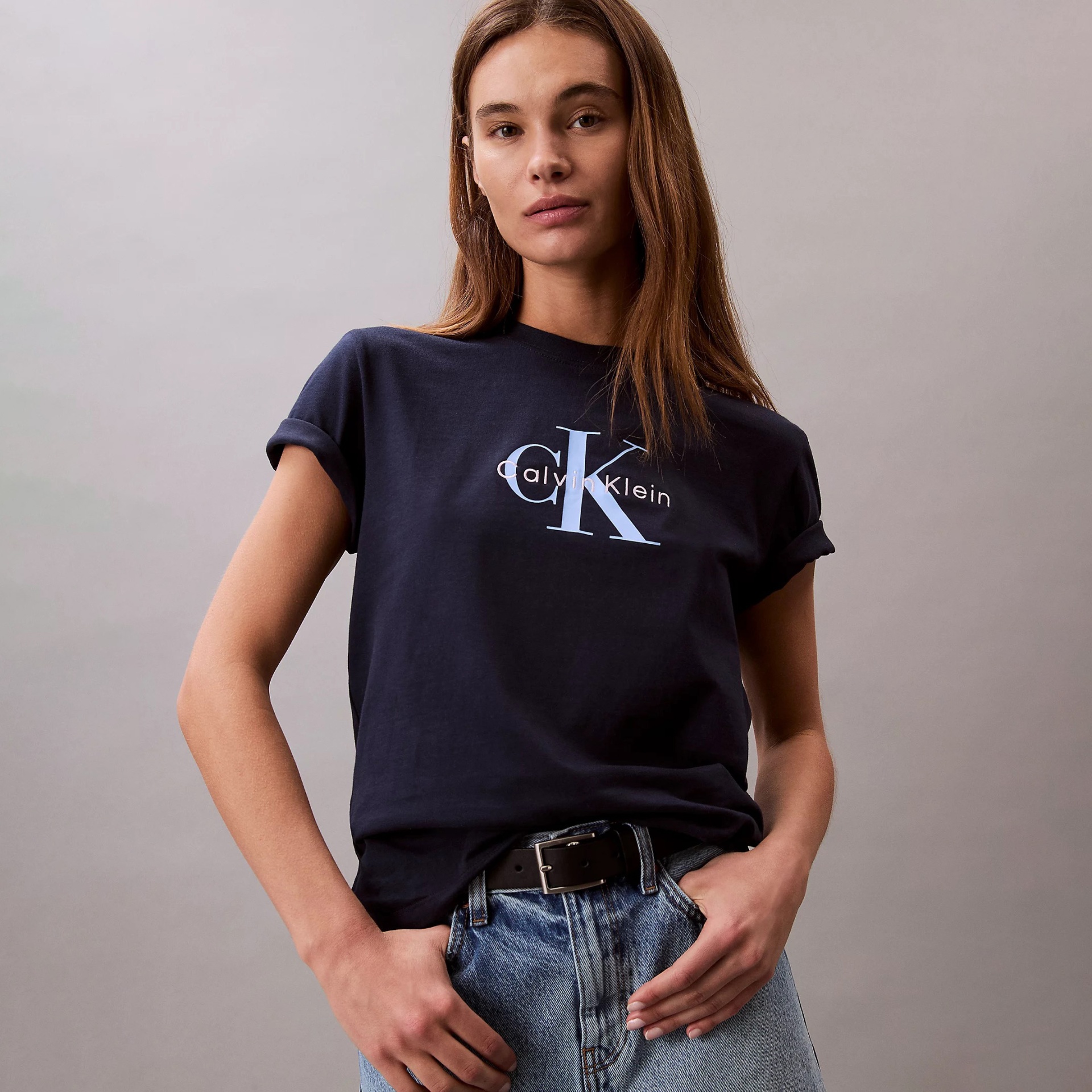 T-shirt preta feminina com logótipo Calvin Klein e calças de ganga azuis