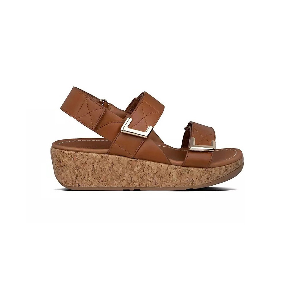 Sandália castanha em pele com sola em cortiça e fivelas prateadas.