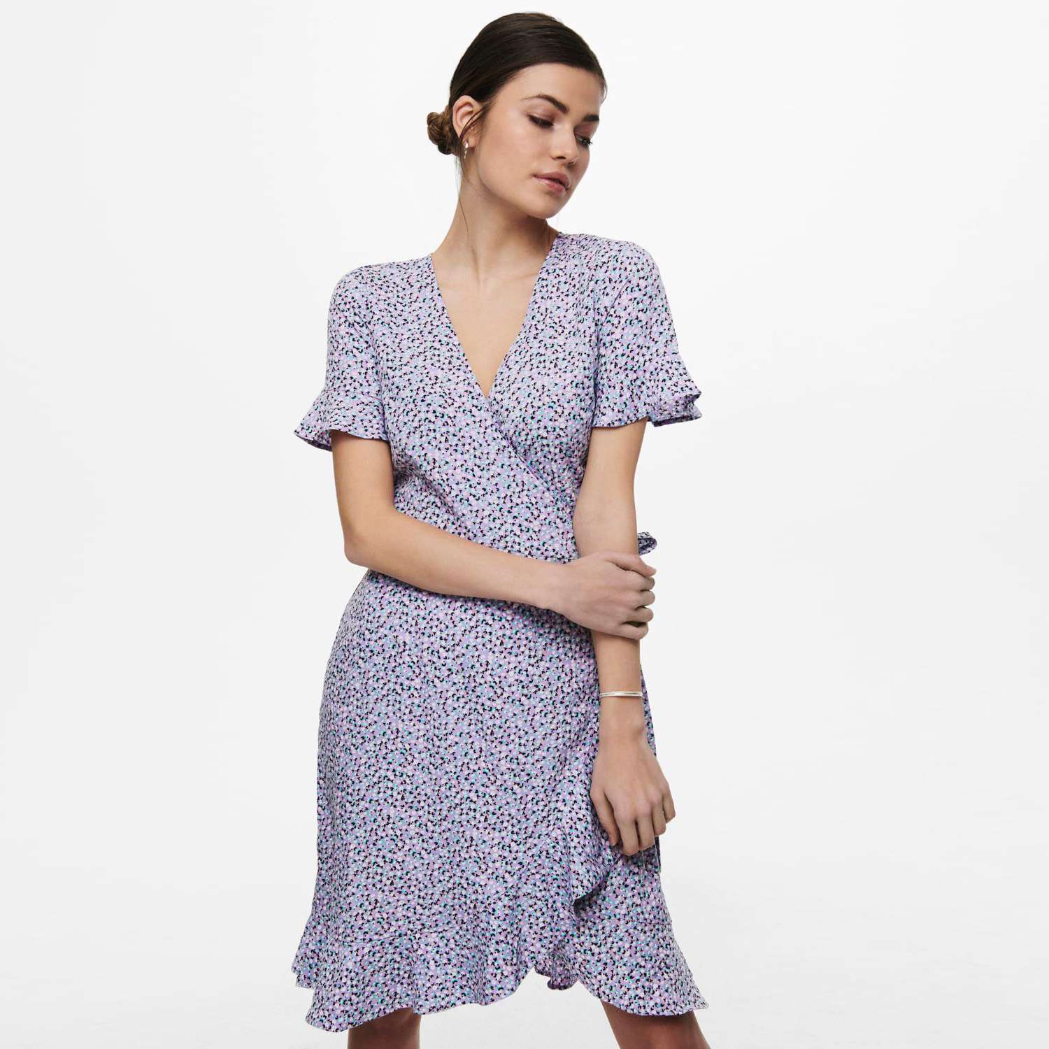 Vestido curto floral azul e rosa com mangas curtas e babados