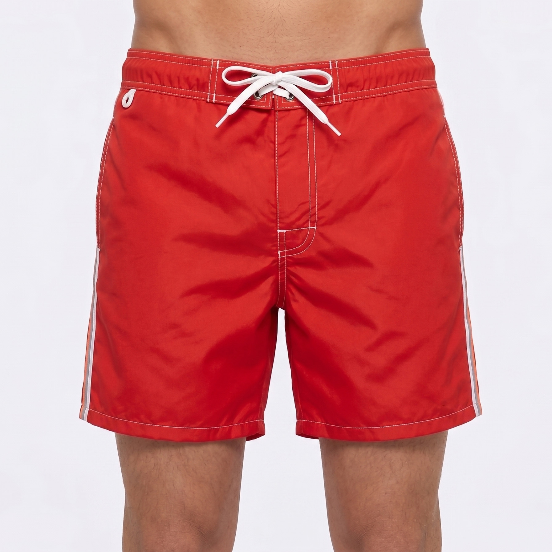 Calções de banho vermelhos com cordão branco e riscas laterais brancas