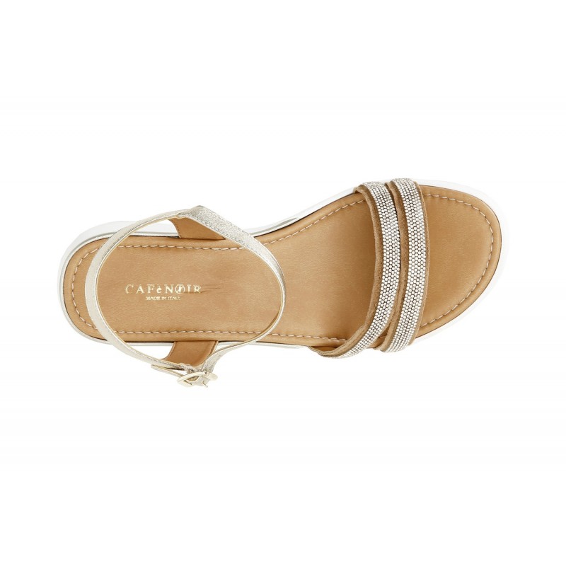 Sandália feminina bege com tiras brilhantes e fivela