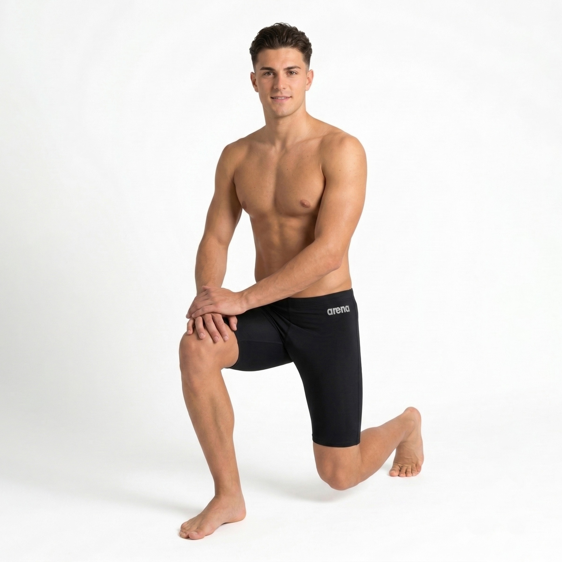 Homem com calção de banho preto vermelho e branco ajoelhado