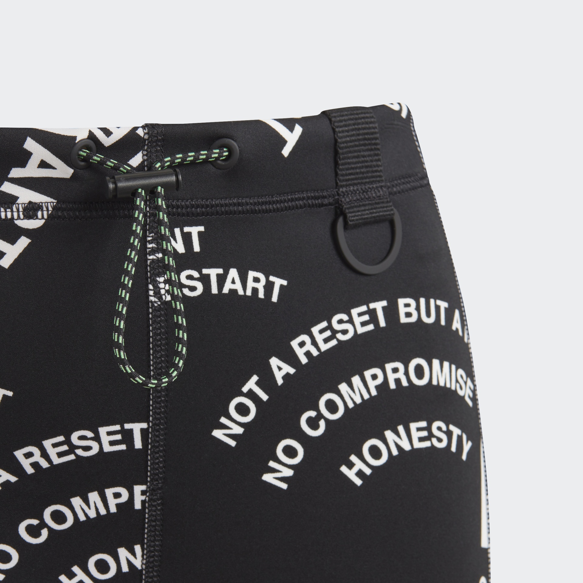 Calças pretas com cordão e texto branco impresso em espiral