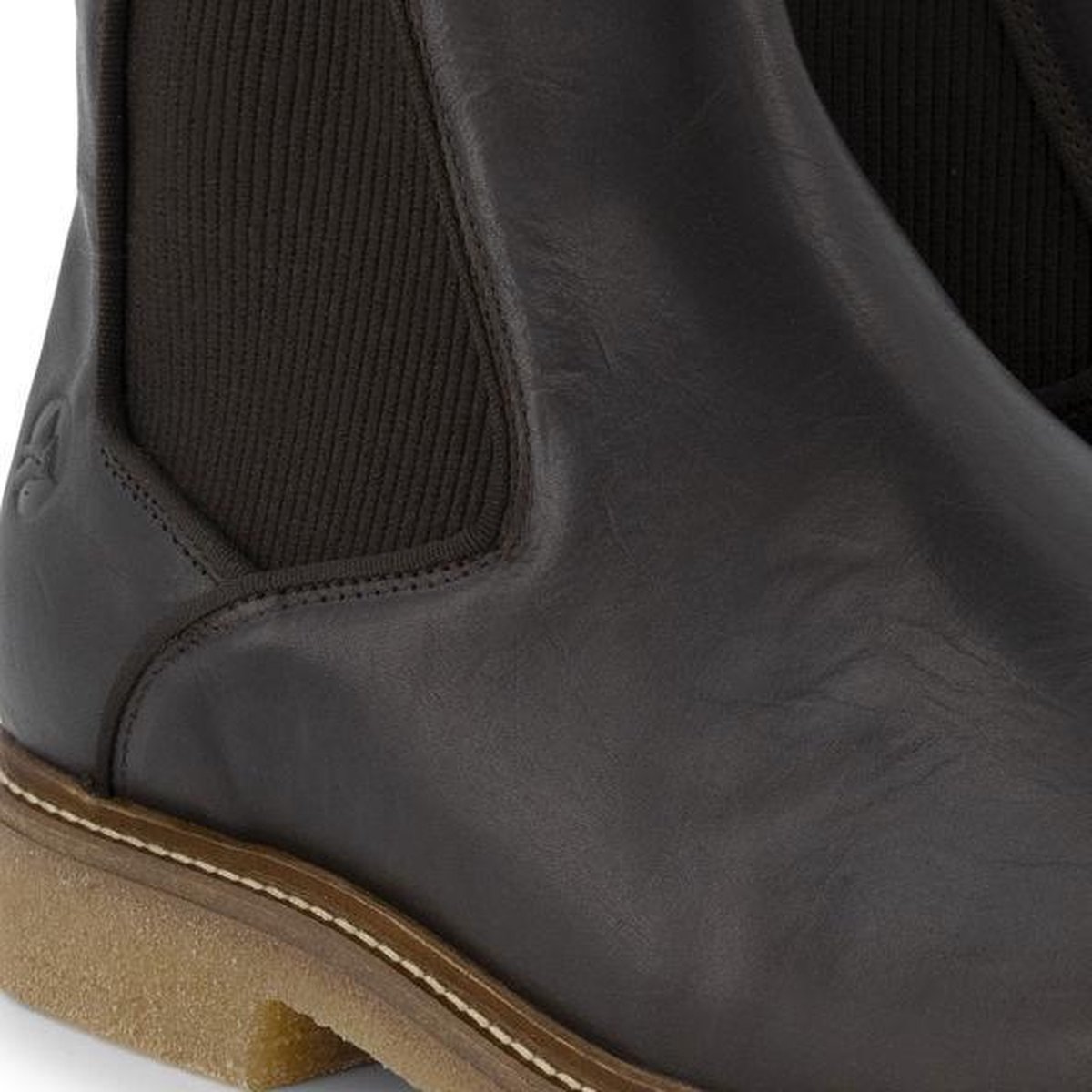 Botim Chelsea castanho em pele com elástico largo e sola de borracha