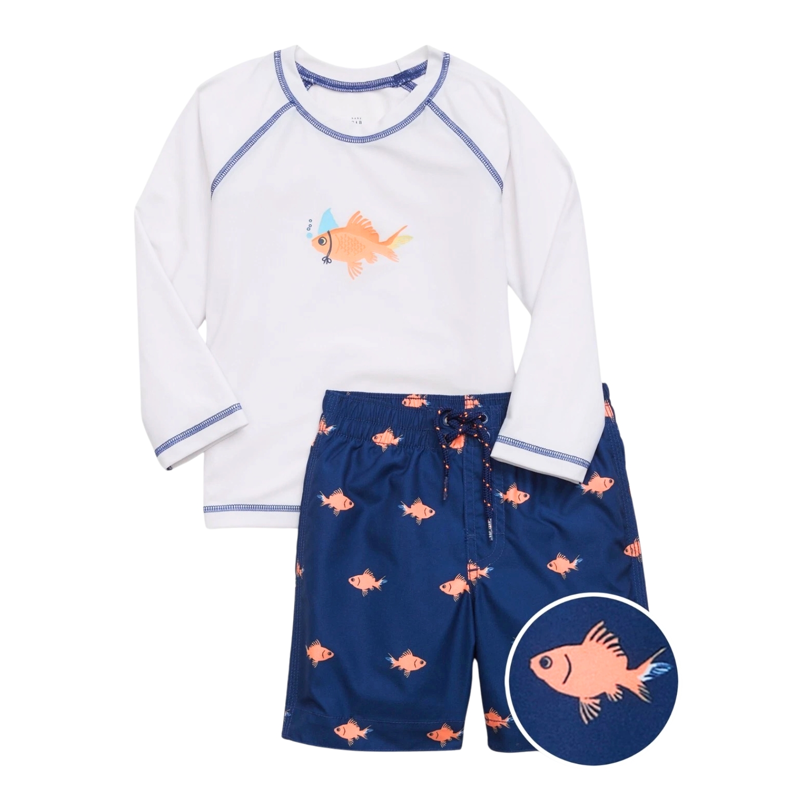 Conjunto de roupa de criança com t-shirt branca de manga comprida e calções azuis com padrão de peixes laranja