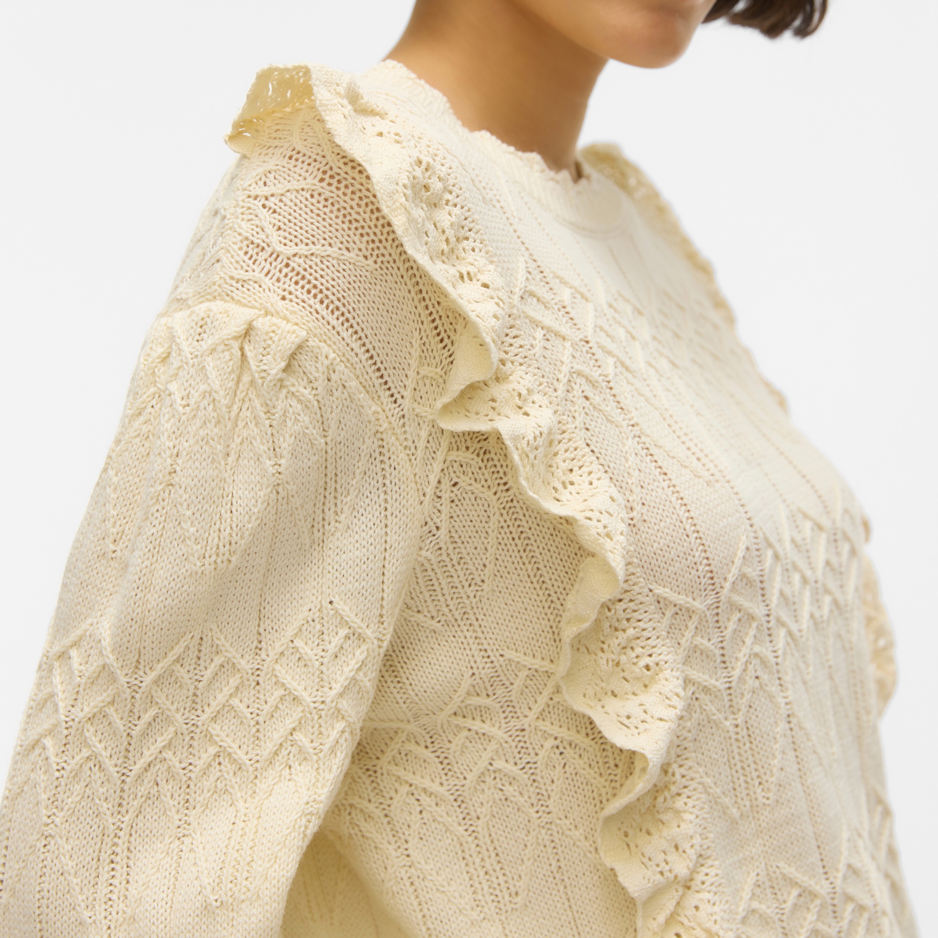 Camisola de malha creme com detalhes de folho e padrão texturizado