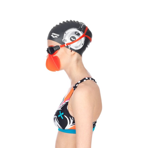 Mulher de perfil com touca de natação preta, óculos de natação e máscara de mergulho vermelha