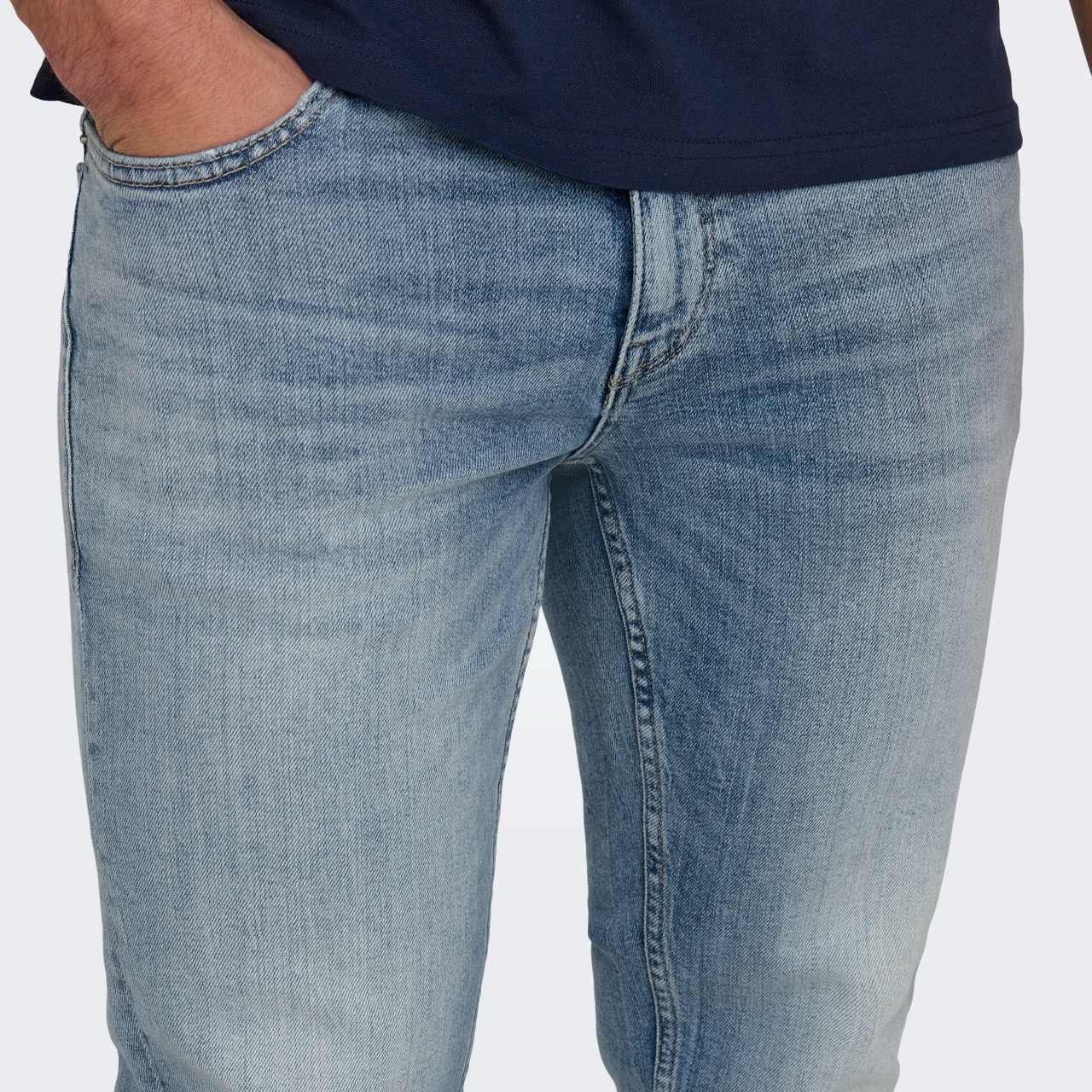 Calças de ganga azuis claras com bolsos e camisola azul escura